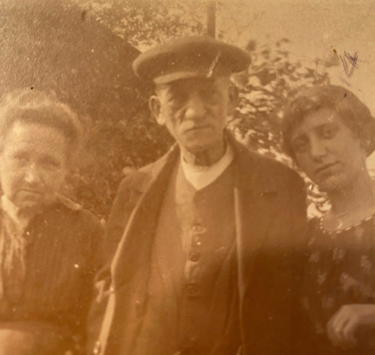 Franz (center) and Wanda (left) are supposed to be seen here. Franz Dumke died on April 28, 1969. Almost six months later, on January 18, 1970, Wanda Dumke, née Kubatzkÿ, also died in Berlin at the age of 88. She lived until the end in the apartment that she had moved into with her husband in 1917.