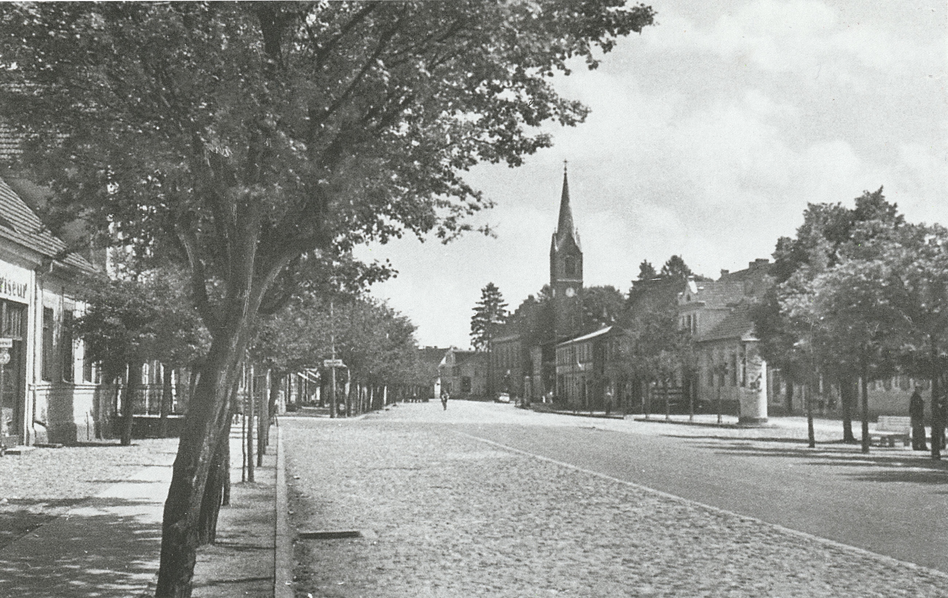 1873 - Jennÿ Lindenberg and David Kubatzkÿ found a family in Zippnow. Both belong to the Jewish community in Zippnow. In 1873 their first child Johana (called Hanna or Hannchen) is born. In 1875 their second child Hedwig is born. In the same year the family moves to Ratzebuhr. (Here the Danziger Street in Razebuhr) Here are also born Louis in 1876, Hermann Julius in 1878, Wanda in 1881, Anna in 1883 and Max in 1885.