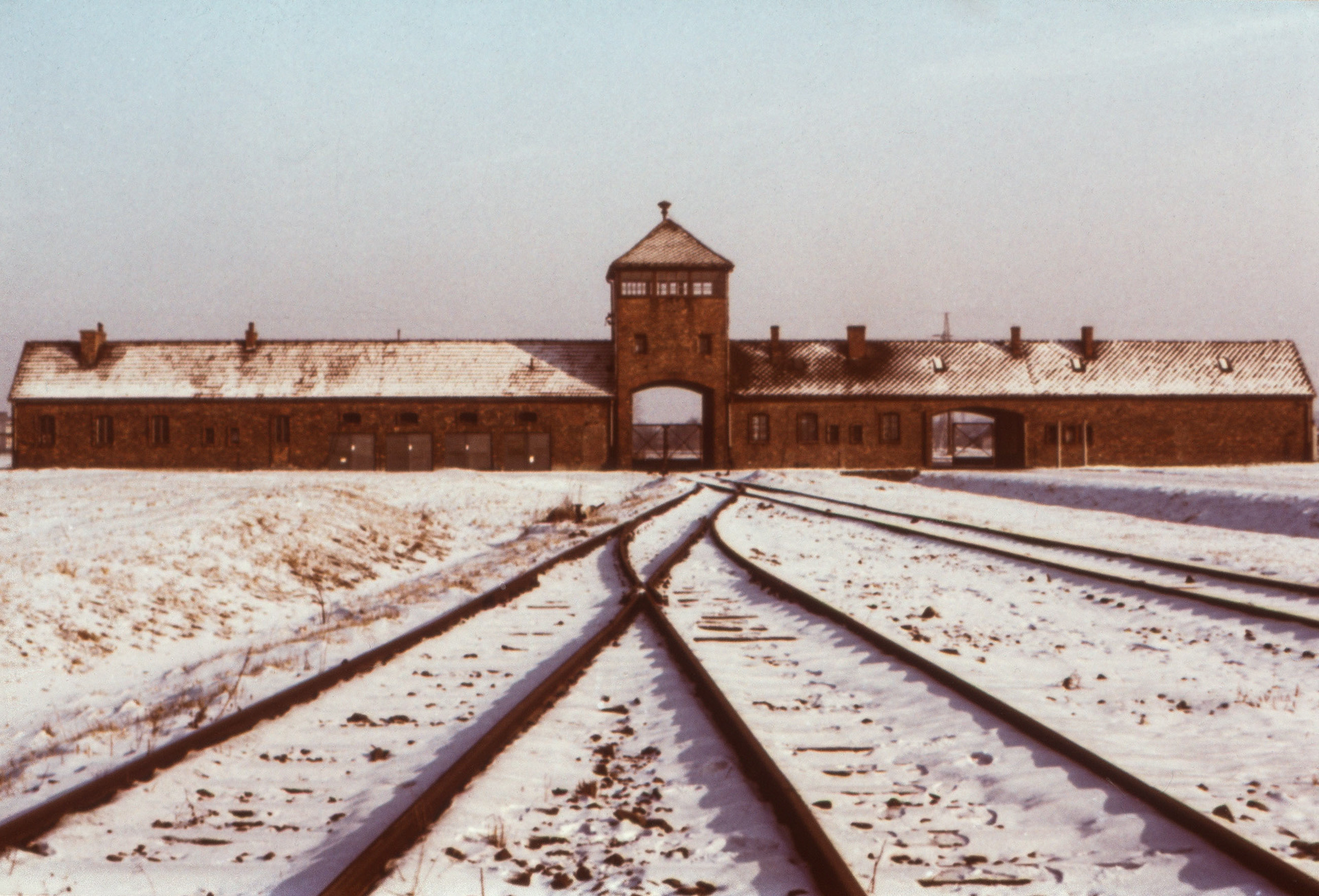 Johana is deported to Riga on August 15, 1942. She survives the transport itself, but is not classified as fit for work and is shot immediately after arrival in the forest of Bikernieki. Anna Budzislawski, née Kubatzkÿ, was deported to Auschwitz on December 14, 1942, and all traces of her were lost there. Max Kubatzkÿ divorced his wife Maria under pressure from the authorities. He was also deported to Auschwitz.