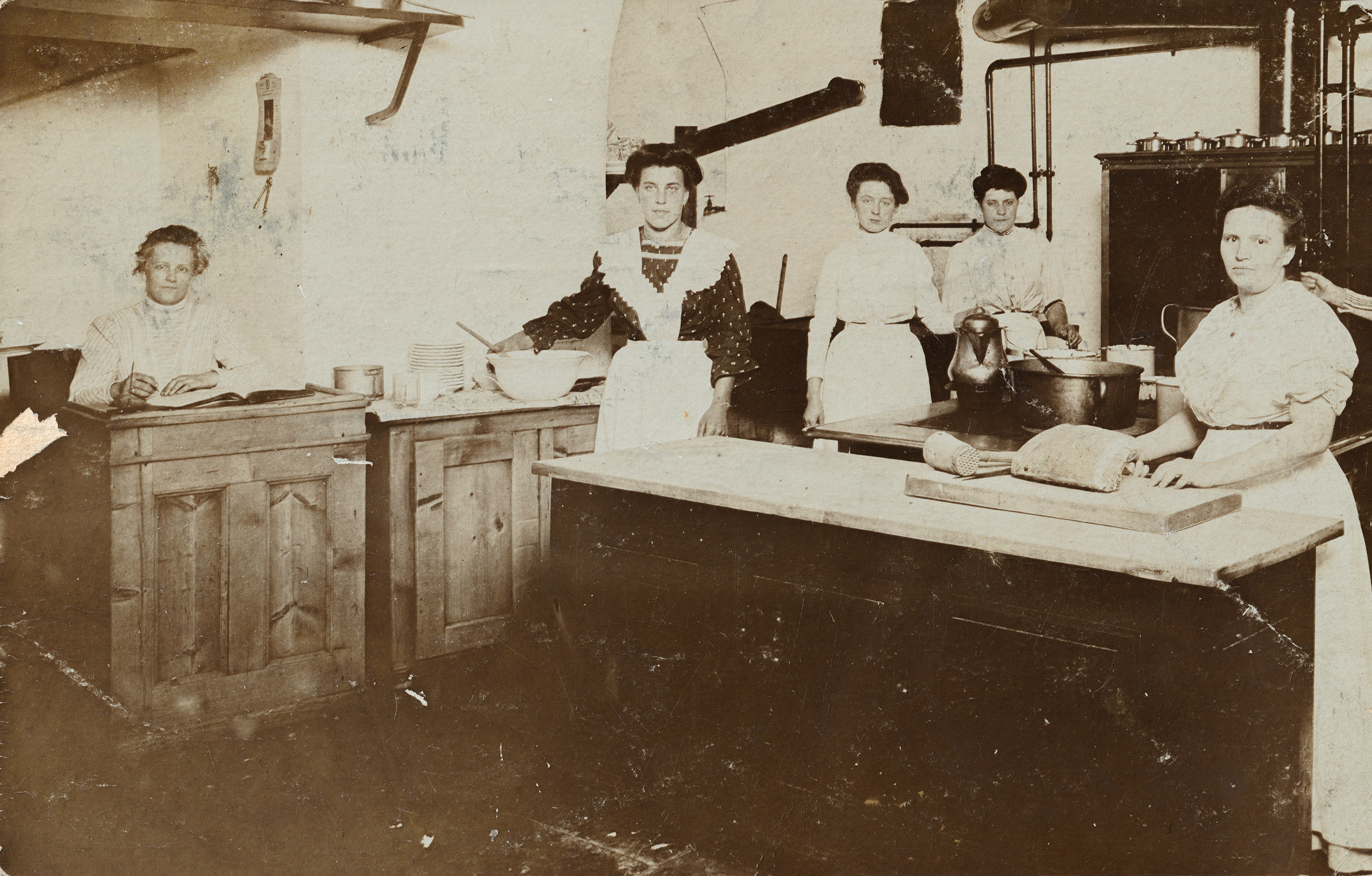 In Berlin, Wanda works as a cook for two years. Hedwig is a milliner. At the beginning, the two sisters live together. Later, Wanda moves into her own apartment.