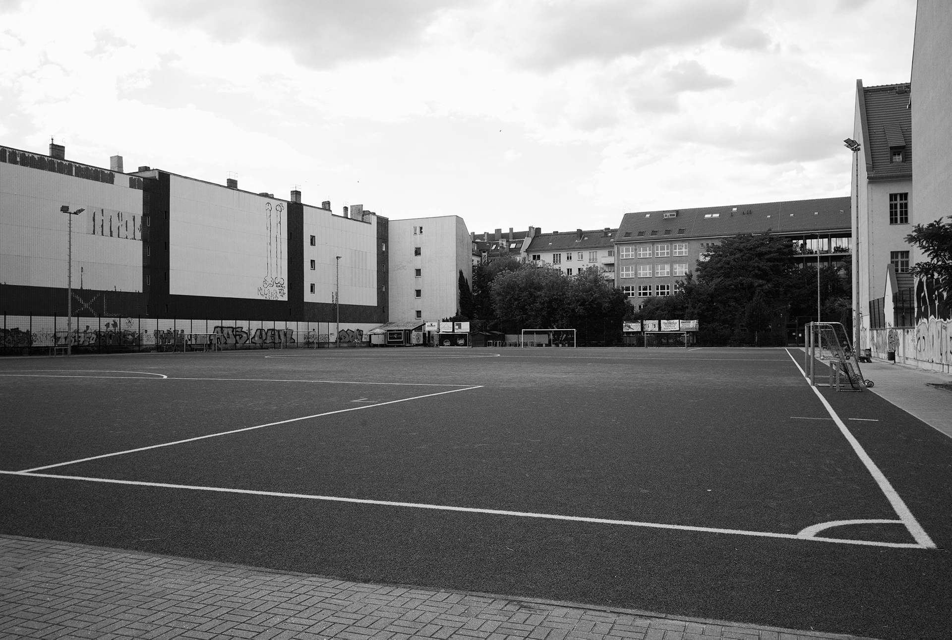 Wanda and Franz are now living together on Wichertstrasse in Berlin Prenzlauer Berg. The house where Wanda and Franz lived is located behind the sports field. - In the 1939 census, Wanda is still listed as living with Franz Dumke. This is interesting because, as a Jew, she would have been subject to severe repression as early as 1939. What happened to Wanda during the following years remains completely unknown.