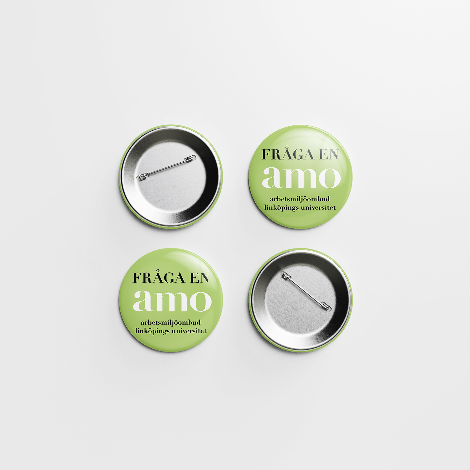 Exempel på hur logotypen används på pins.