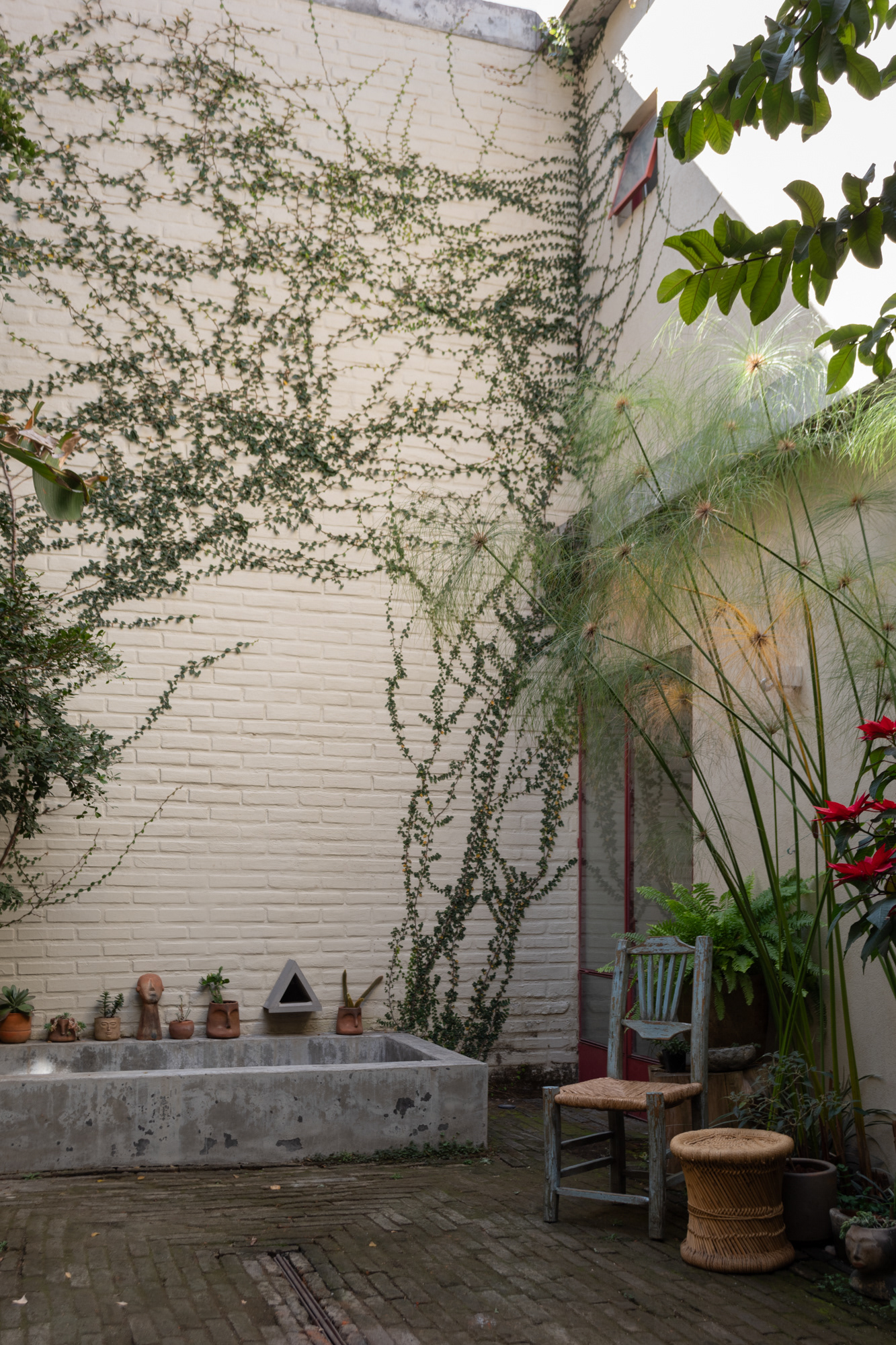Fotografía de arquitectura vista de un patio en Guadalajara, con una silla de madera