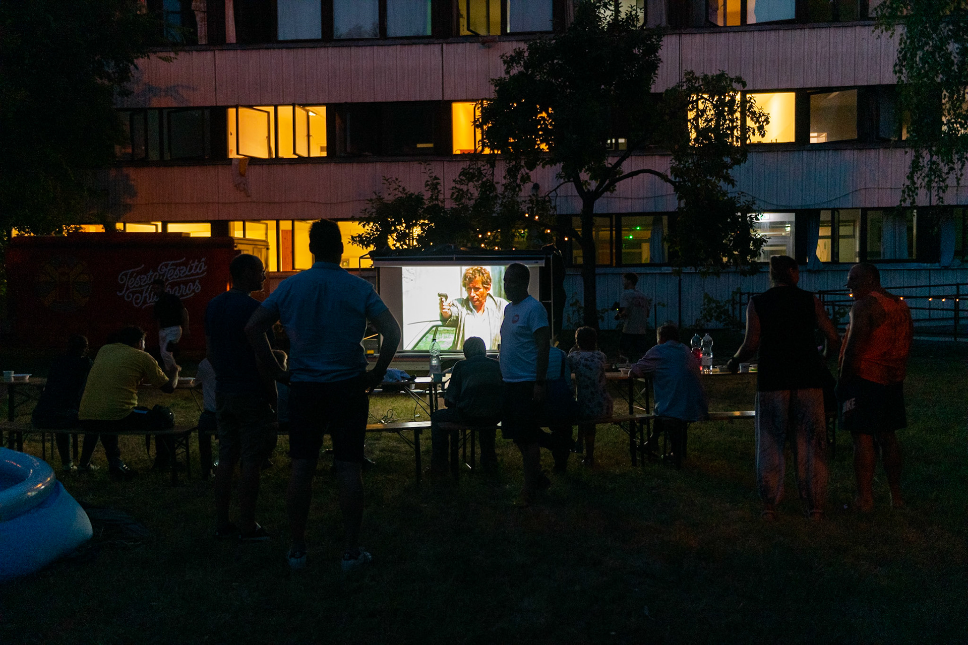 Az esti kert mozi alkalmával a régi klasszikust, A Hamis a babát vetítétték, mindenki örömére.