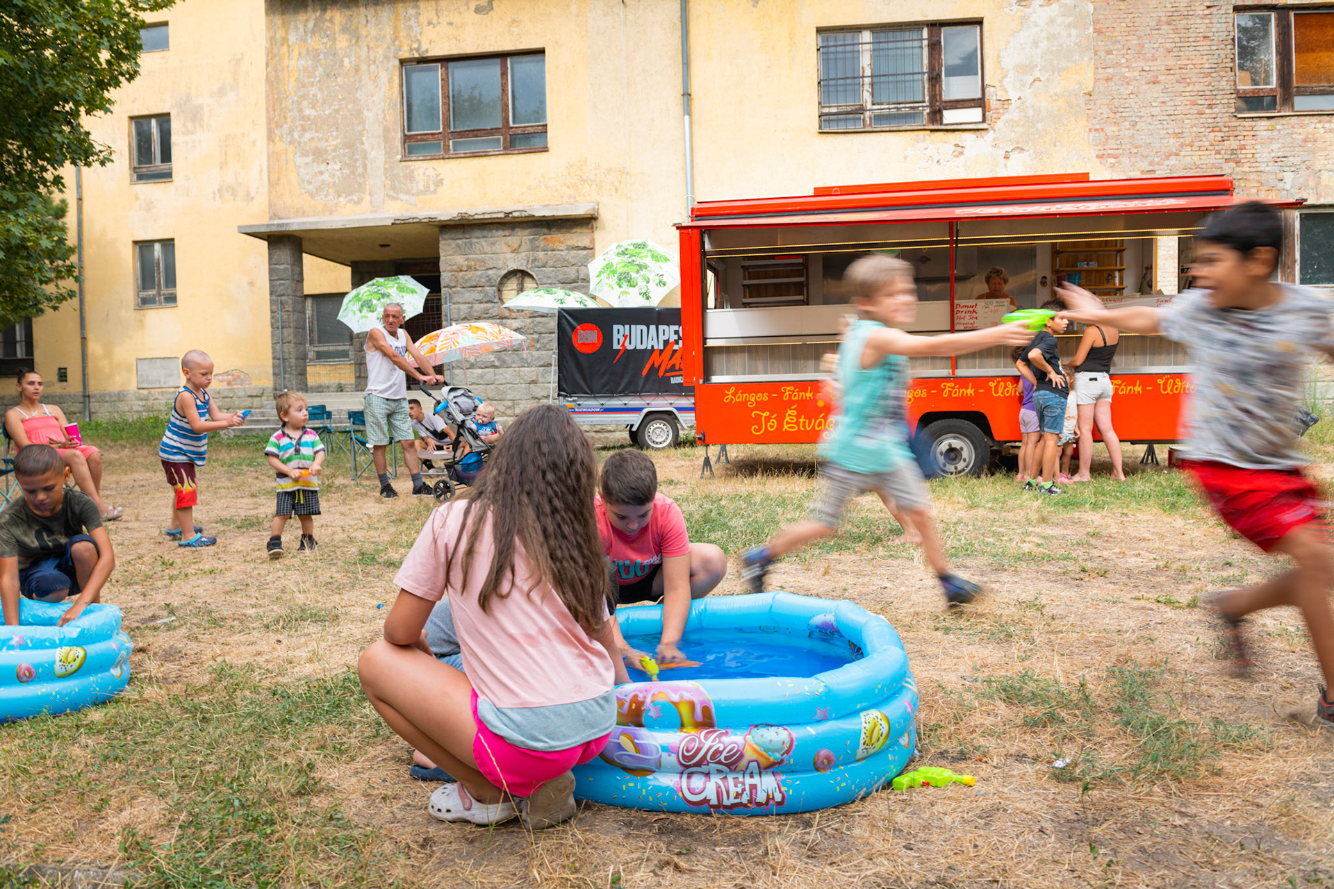 A rendezvénysorozat egyik különösen izgalmas állomása a  Családok Átmeneti Otthona volt, ahová kifejezetten a gyerekek igényeire szabott programokkal is készültek. Persze a nagy melegben nem sokáig olvadoztak a vízipisztolyok a napon.