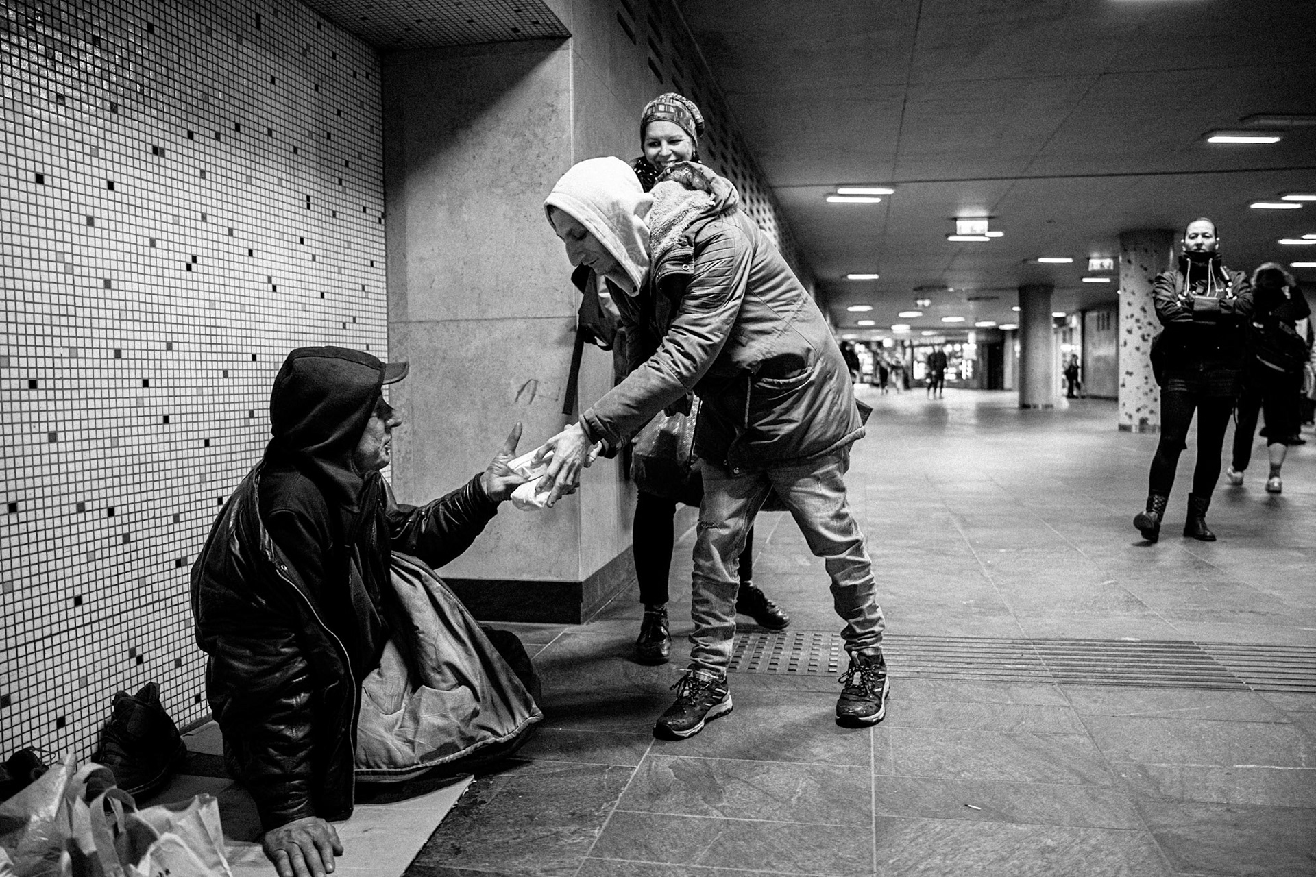 Vöröskereszt Madridi úti Hajléktalanszállóján az ottlakók készítenek szendvicseket az utcán élők részére és ők is adták át ezek egy részét a rászorulóknak a Kálvin téren és a Móricz Zsigmond körtéren 20250328