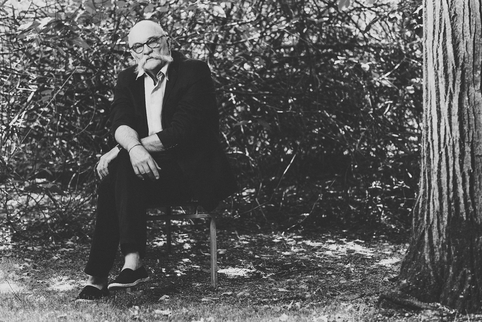 Martos Gábor író a HVG kertjében, 20210705