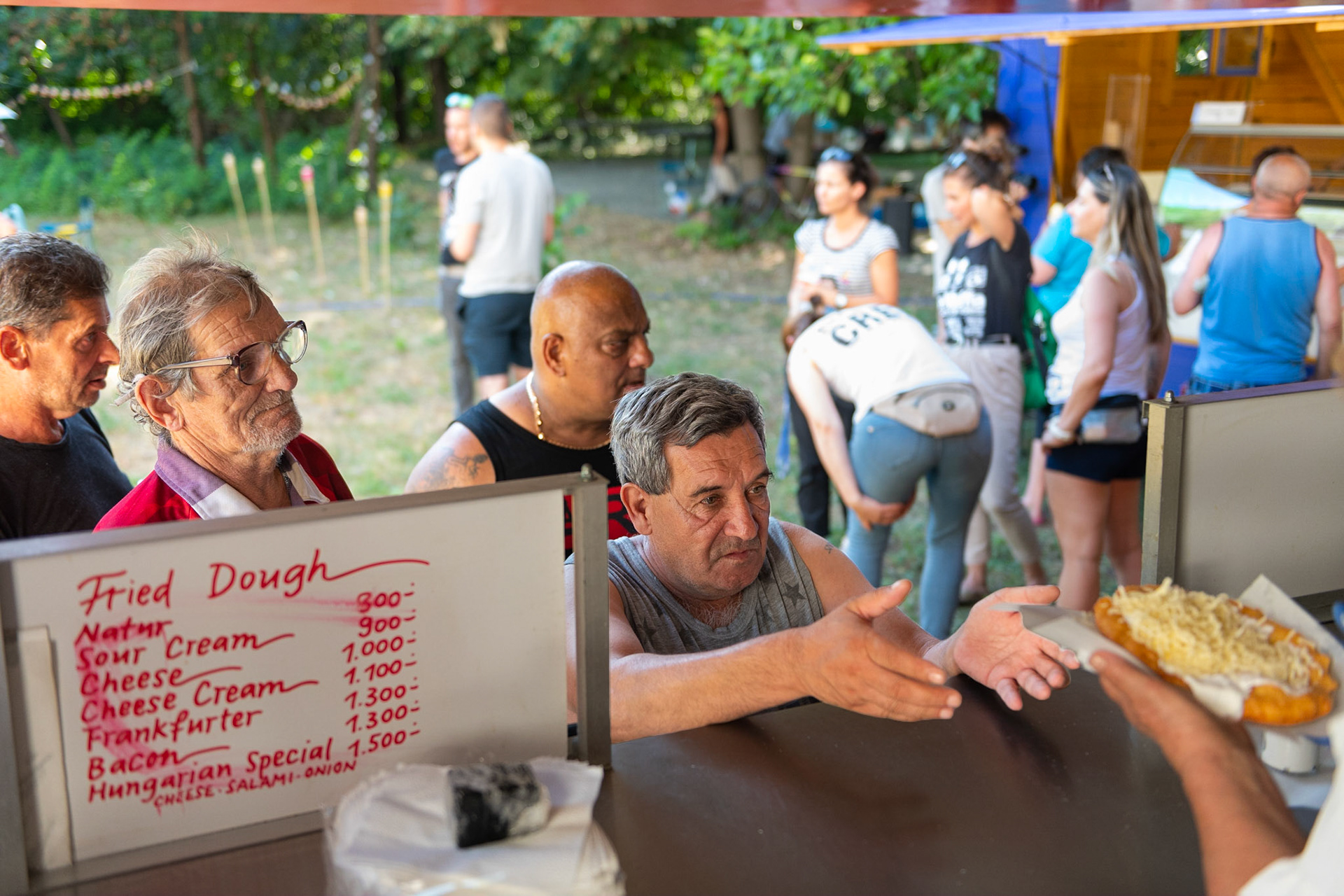 A rendezvény vendégei annyi lángost és fagylaltot ehettek, amennyit csak akartak. Nekik ez teljesen ingyenes volt.