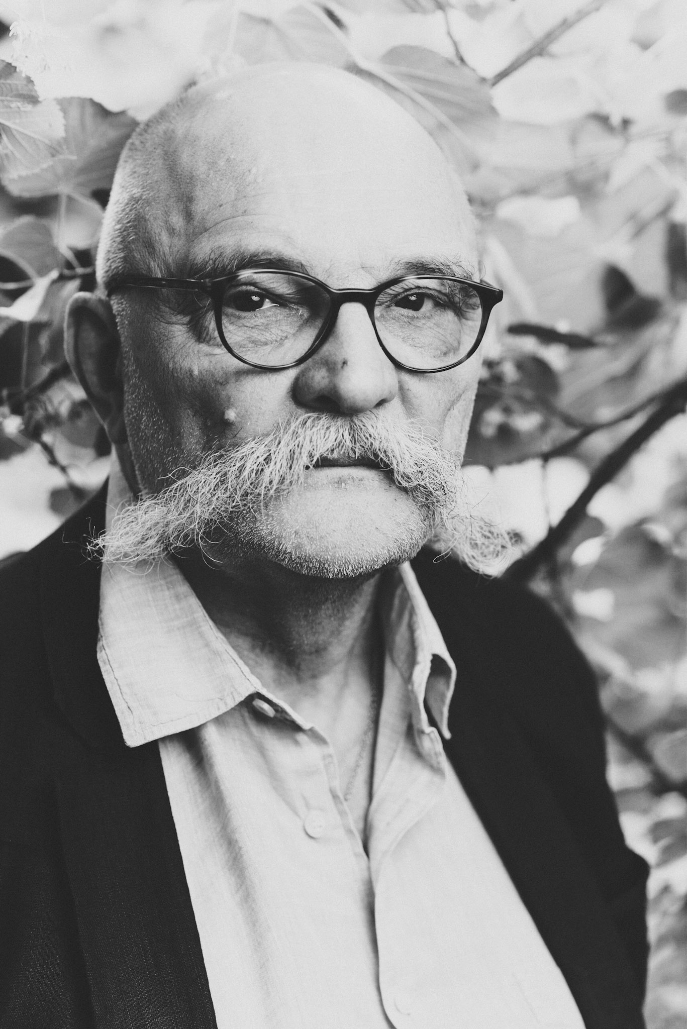 Martos Gábor író a HVG kertjében, 20210705