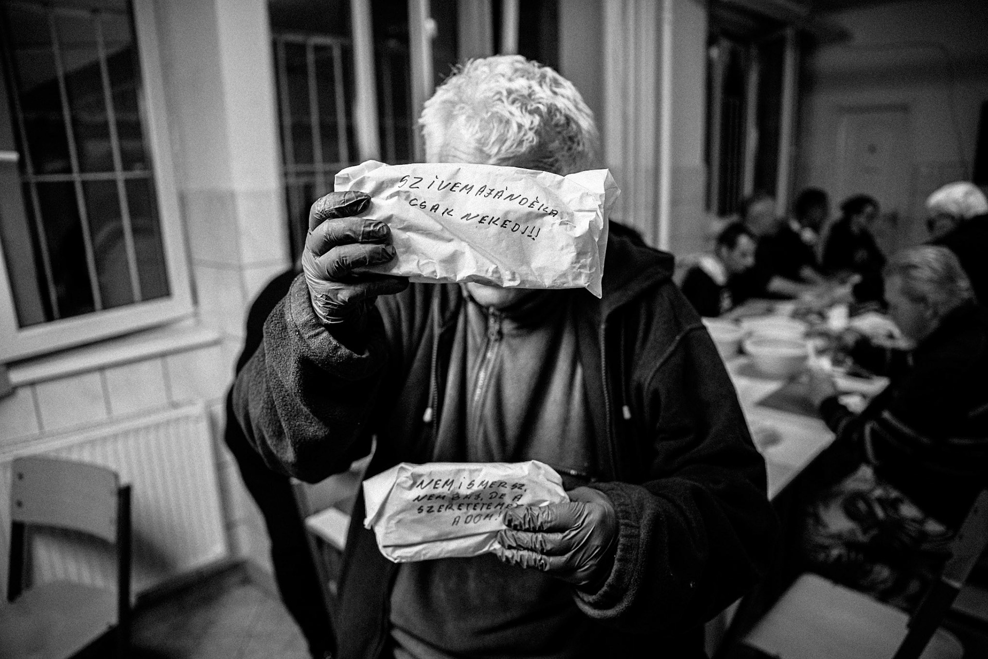 Vöröskereszt Madridi úti Hajléktalanszállóján az ottlakók készítenek szendvicseket az utcán élők részére és ők is adták át ezek egy részét a rászorulóknak a Kálvin téren és a Móricz Zsigmond körtéren 20250328