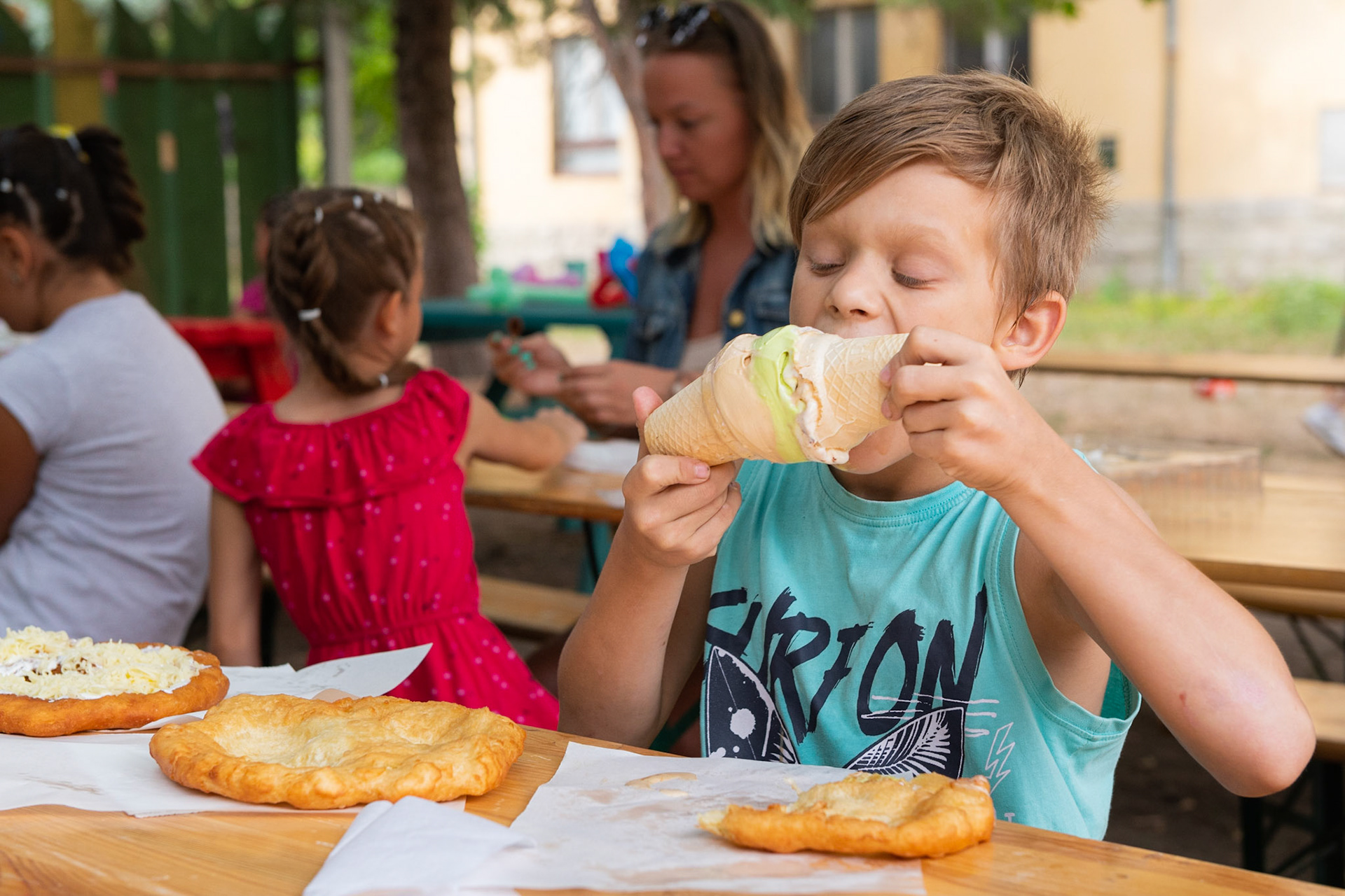 A gyerekek eleinte illedelmesen 1-2 gombócot kértek csak. Aztán kiderült, hogy nincs mennyiségi korlát, és a vágyaiknak csak a fantáziájuk szab határt..