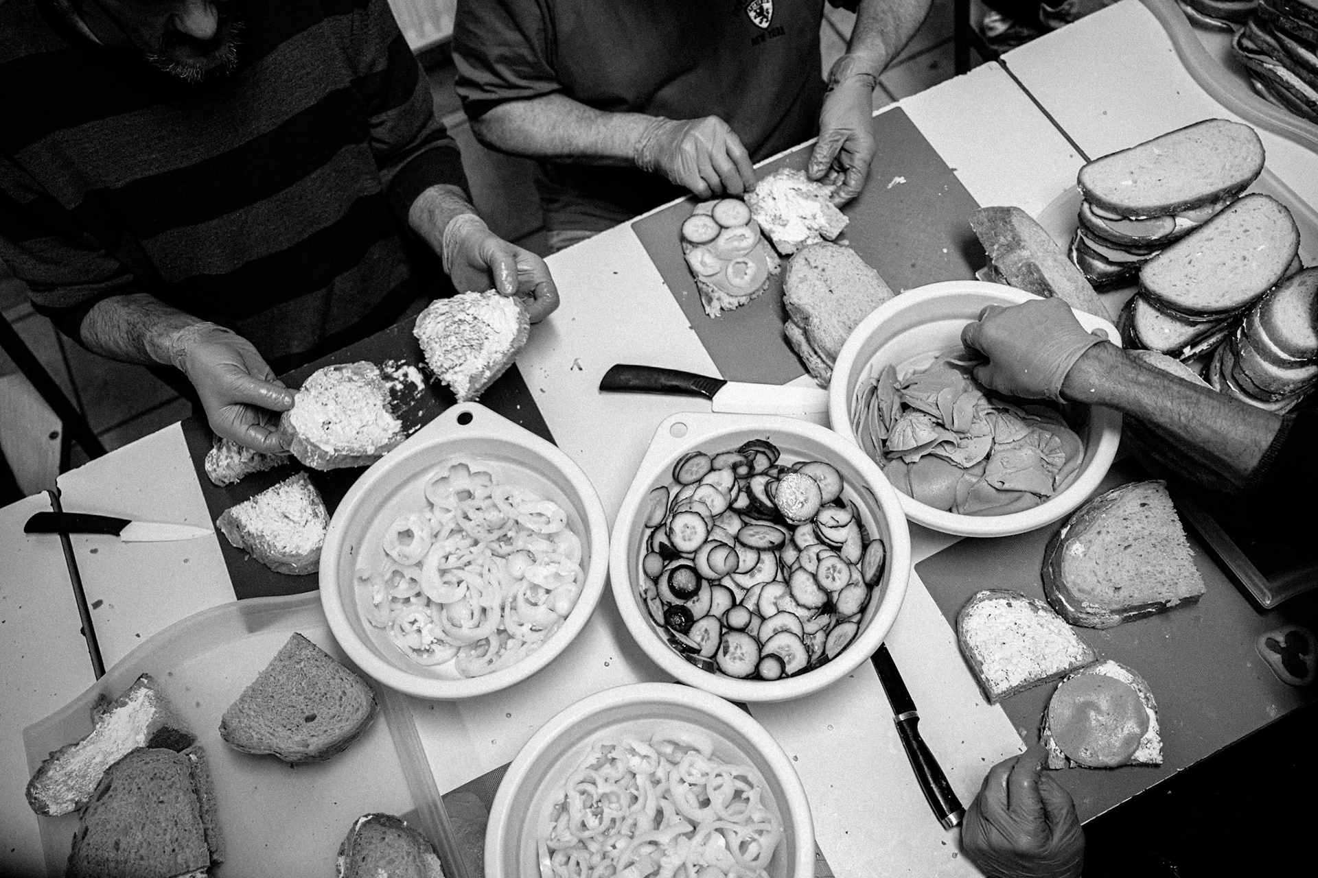 Vöröskereszt Madridi úti Hajléktalanszállóján az ottlakók készítenek szendvicseket az utcán élők részére és ők is adták át ezek egy részét a rászorulóknak a Kálvin téren és a Móricz Zsigmond körtéren 20250328