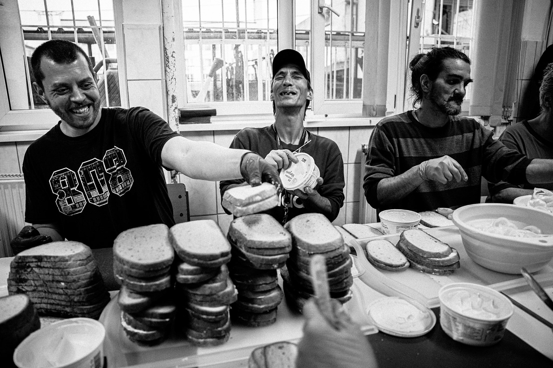 Vöröskereszt Madridi úti Hajléktalanszállóján az ottlakók készítenek szendvicseket az utcán élők részére és ők is adták át ezek egy részét a rászorulóknak a Kálvin téren és a Móricz Zsigmond körtéren 20250328