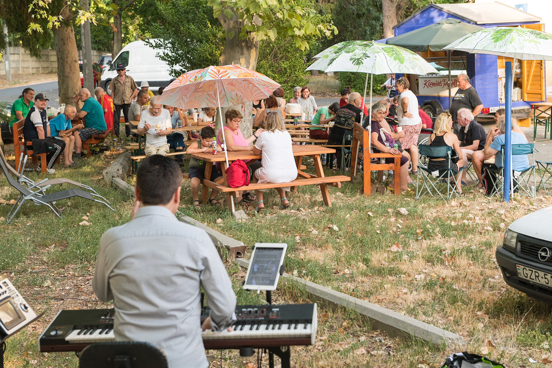 A szállókon lakók jellemzően elég zárkózottan, izoláltan élnek. A kirakott asztalok és padok lehetőséget teremtettek ahhoz, hogy az ottlakók egy kicsit egymást is jobban megismerjék.Veres István által szolgáltatott jó mulatós zene pedig segített az oldott hangulat megteremtésében.Minden este vastapssal búcsúztatták.