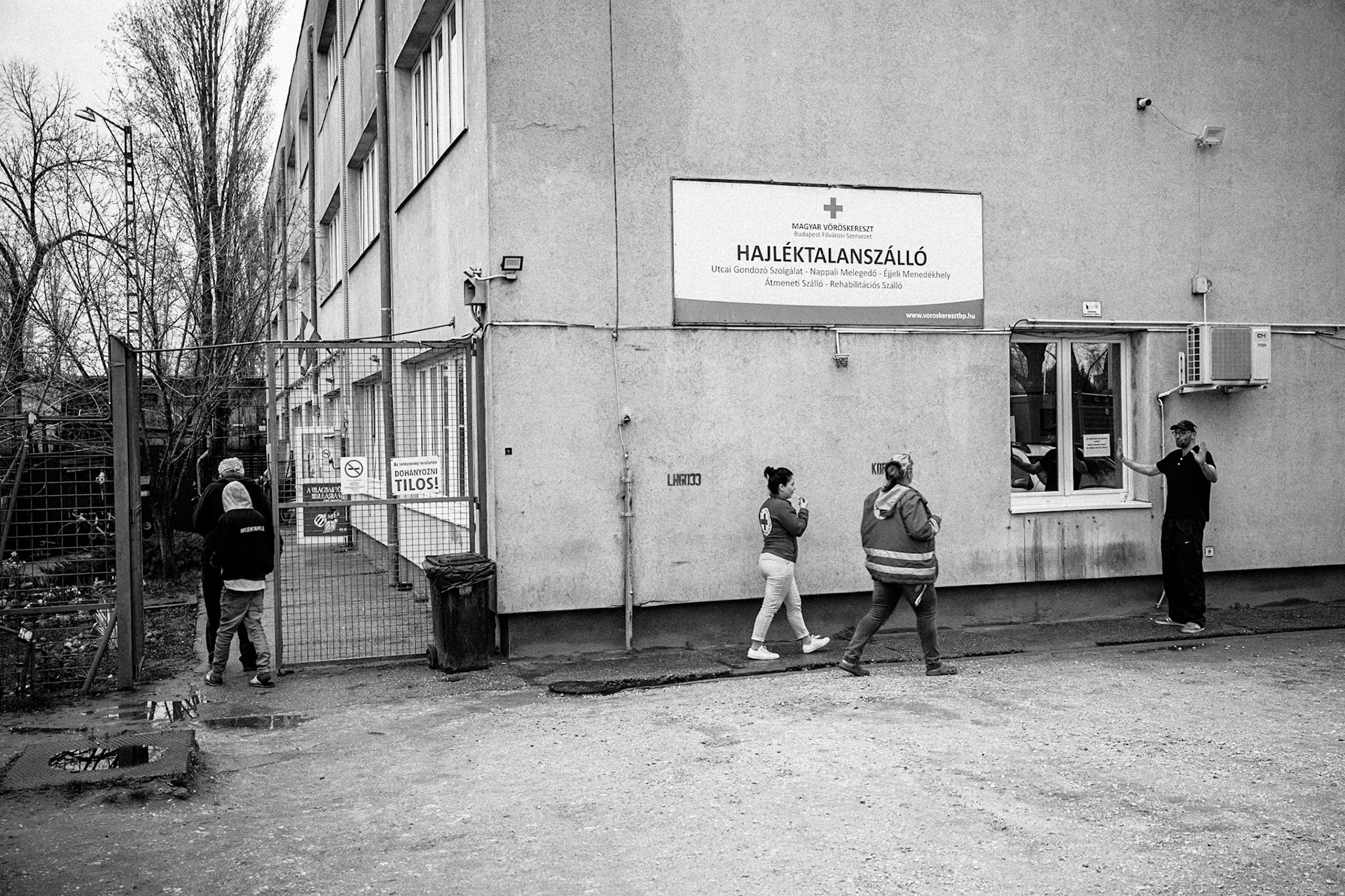 Vöröskereszt Madridi úti Hajléktalanszállóján az ottlakók készítenek szendvicseket az utcán élők részére és ők is adták át ezek egy részét a rászorulóknak a Kálvin téren és a Móricz Zsigmond körtéren 20250328