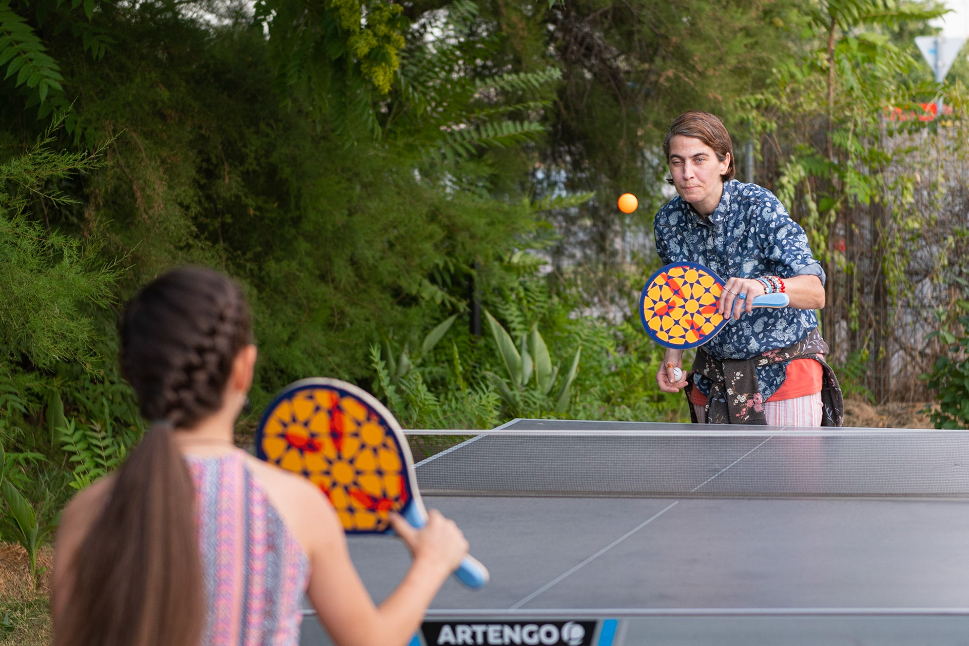 A BBM nagyon nagy hangsúlyt fektet arra is, hogy minél szélesebb társadalmi rétegekhez szóljon. Különösen fontos már gyerekkorban elkezdeni az érzékenyítést. Bizonyos programjai kifejezetten az iskolásokat szólítja meg, mint pl a "plusz 1 szendvics". A képen egy fiatal önkéntes játszik az egyik vendéggel.