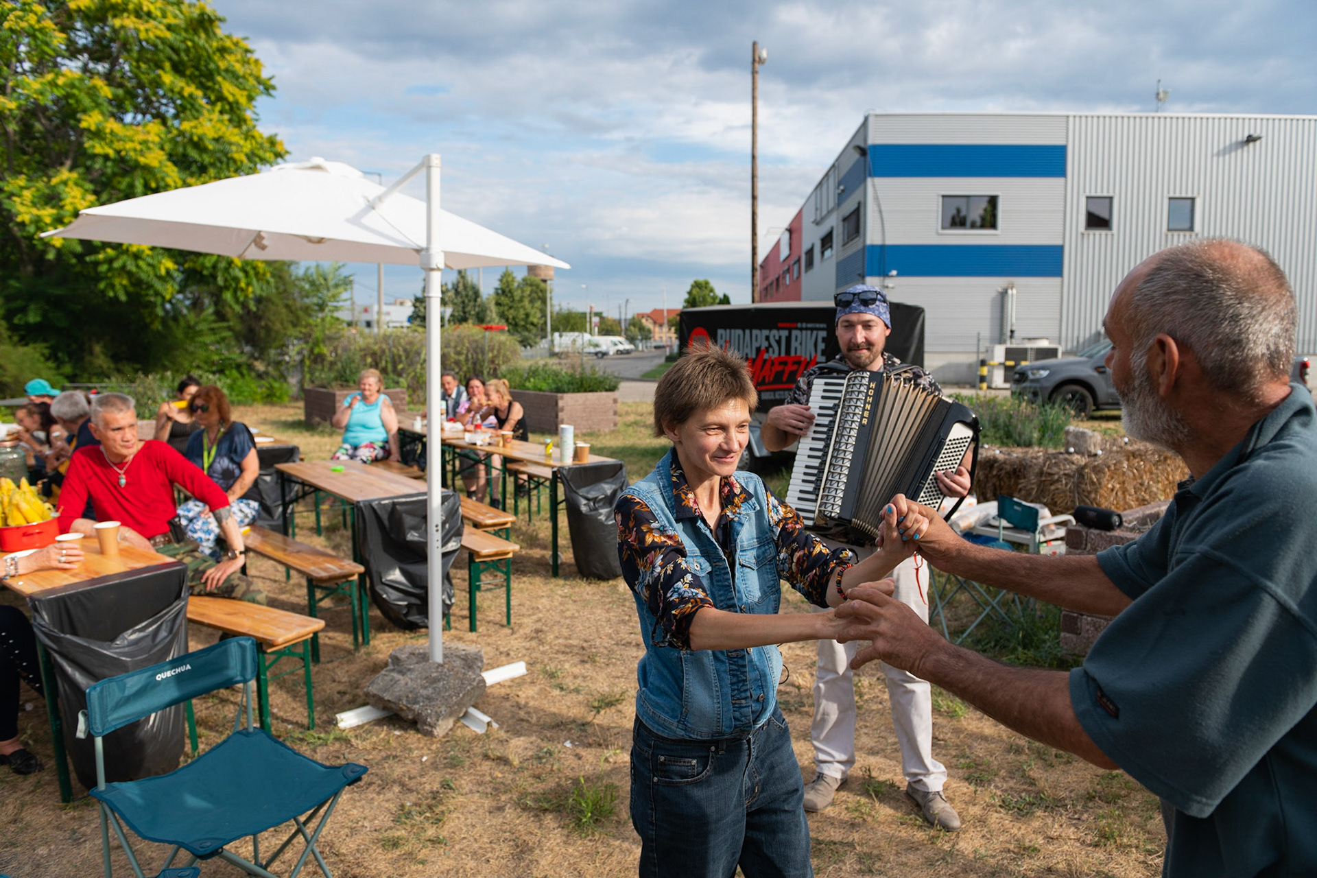 "Hölgyem, szabad egy táncra?" A zenét a BBM egyik önkéntese szolgáltatta a Táblás utcai átmeneti szálláson, ahol alacsony jövedelemből élő, mentális nehézségekkel küzdő hajléktalan férfiaknak és nőknek nyújtanak szakszerű ellátást.