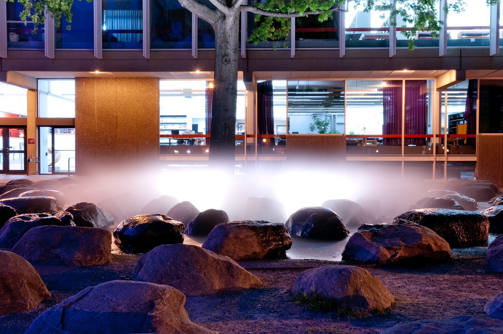 Harvard Science Center is located adjacent to Annenberg (freshman dining hall), and many STEM coures are taught here. Photo taken by Dean Shu.