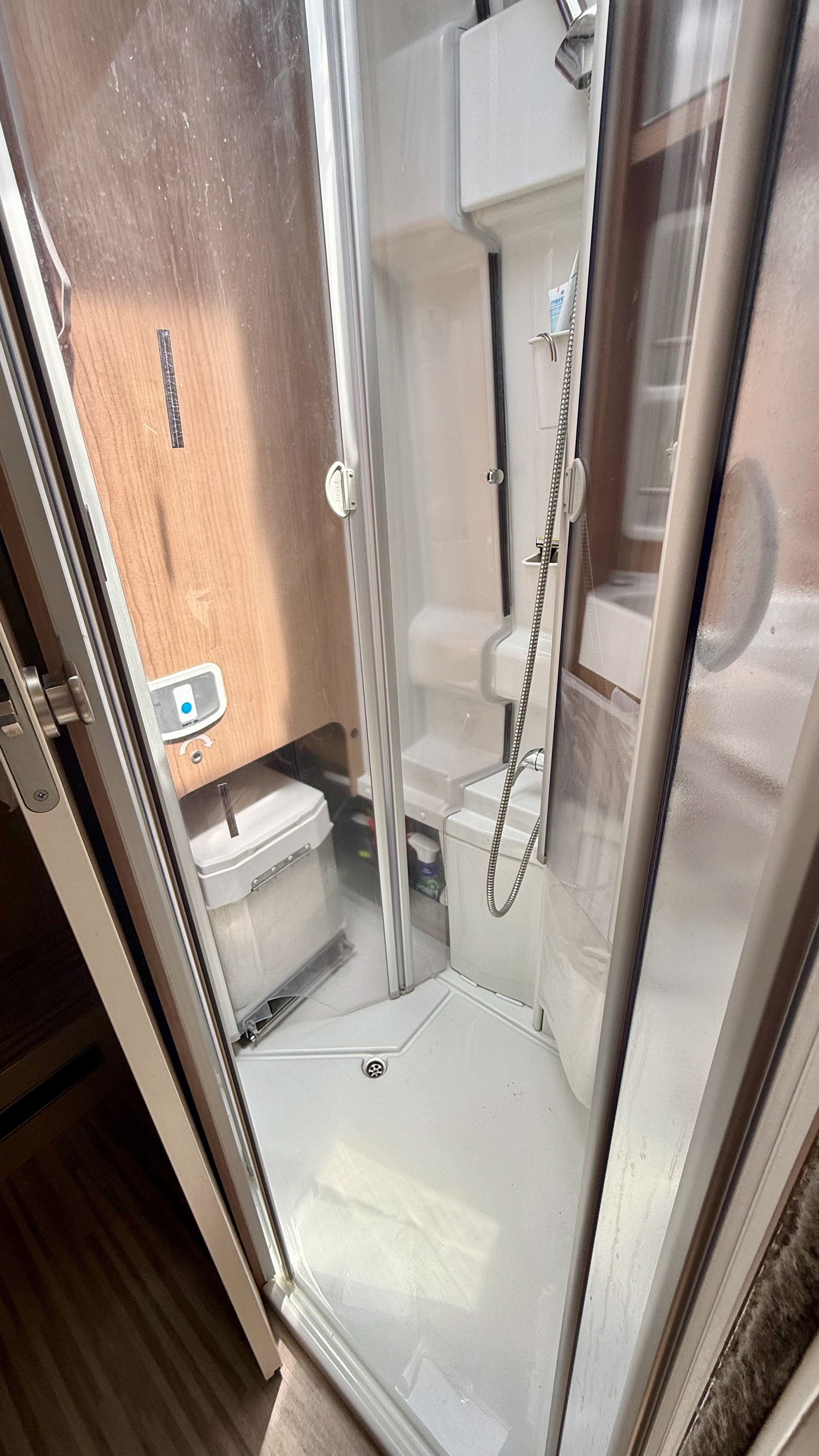 Dusche vom Eingang her