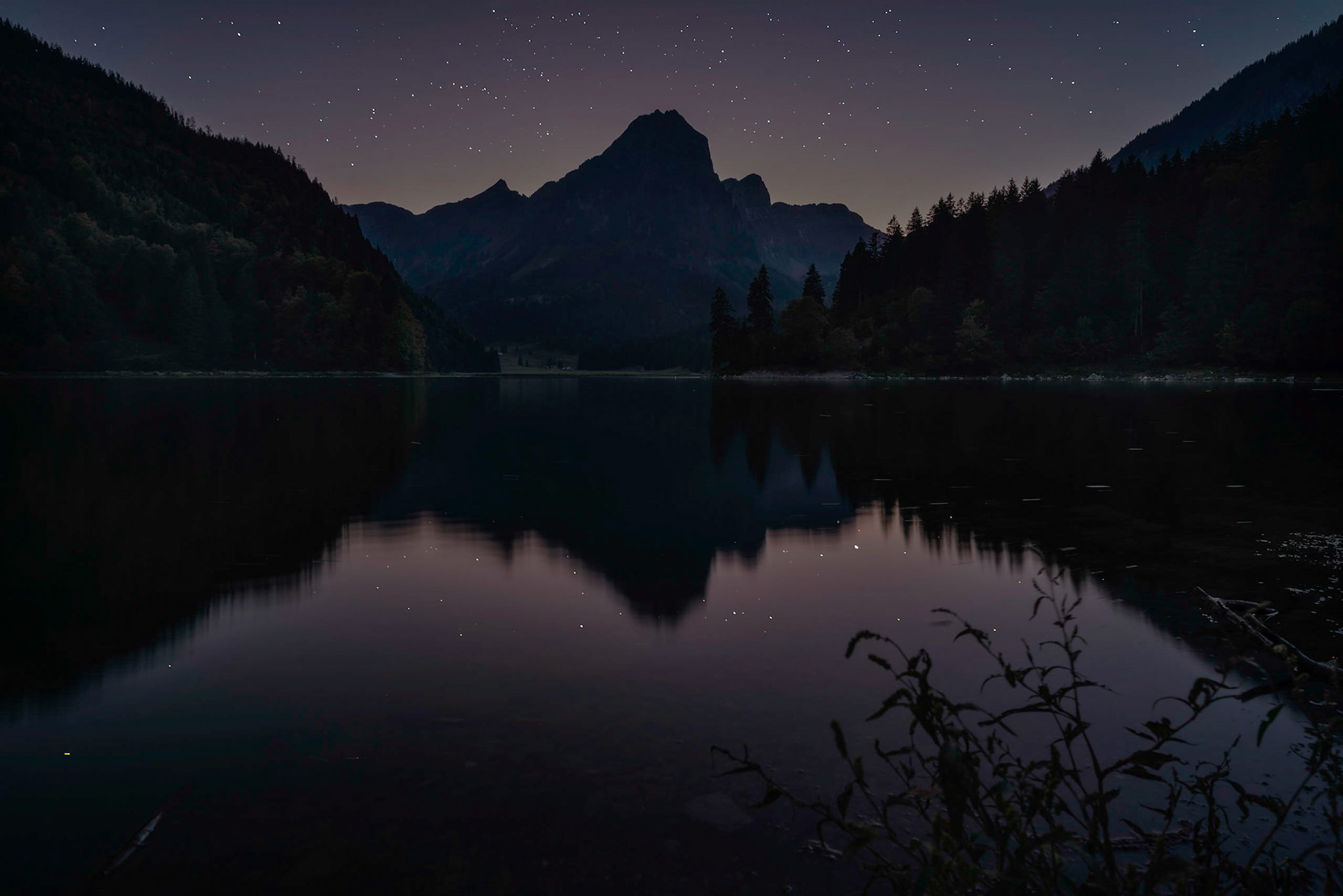 der Obersee und der Brünelistock bei Nacht