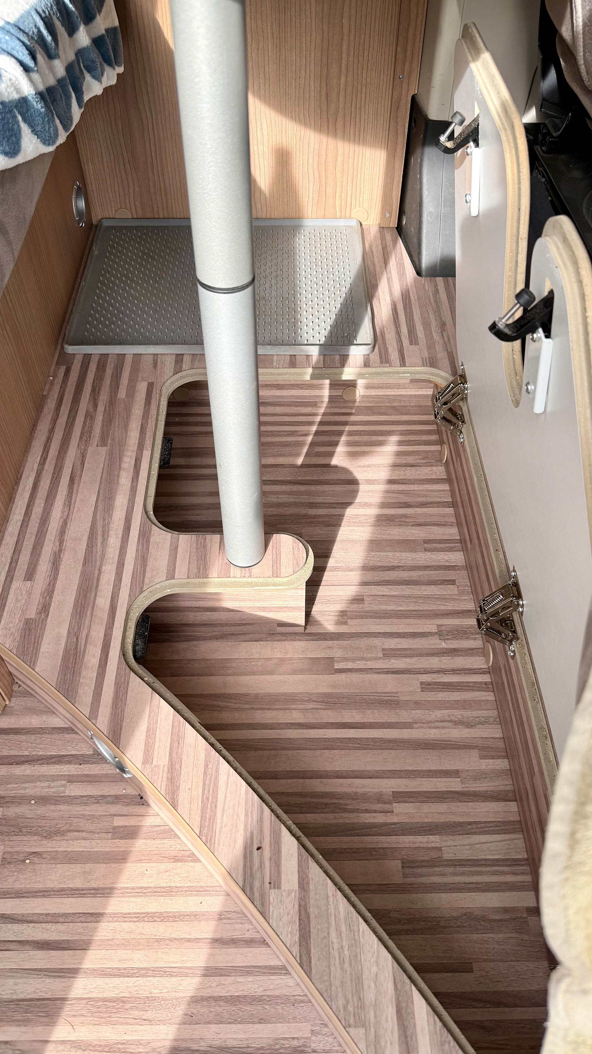 Staufach unter der Dinette