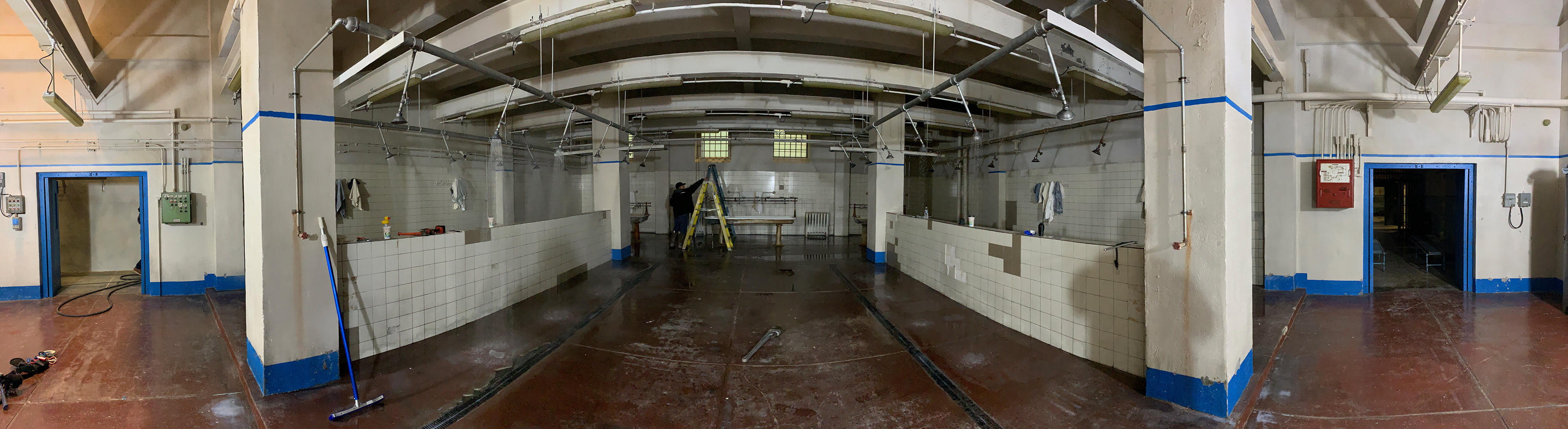 INTERIOR GORA SMERTI PRISON - SHOWERS