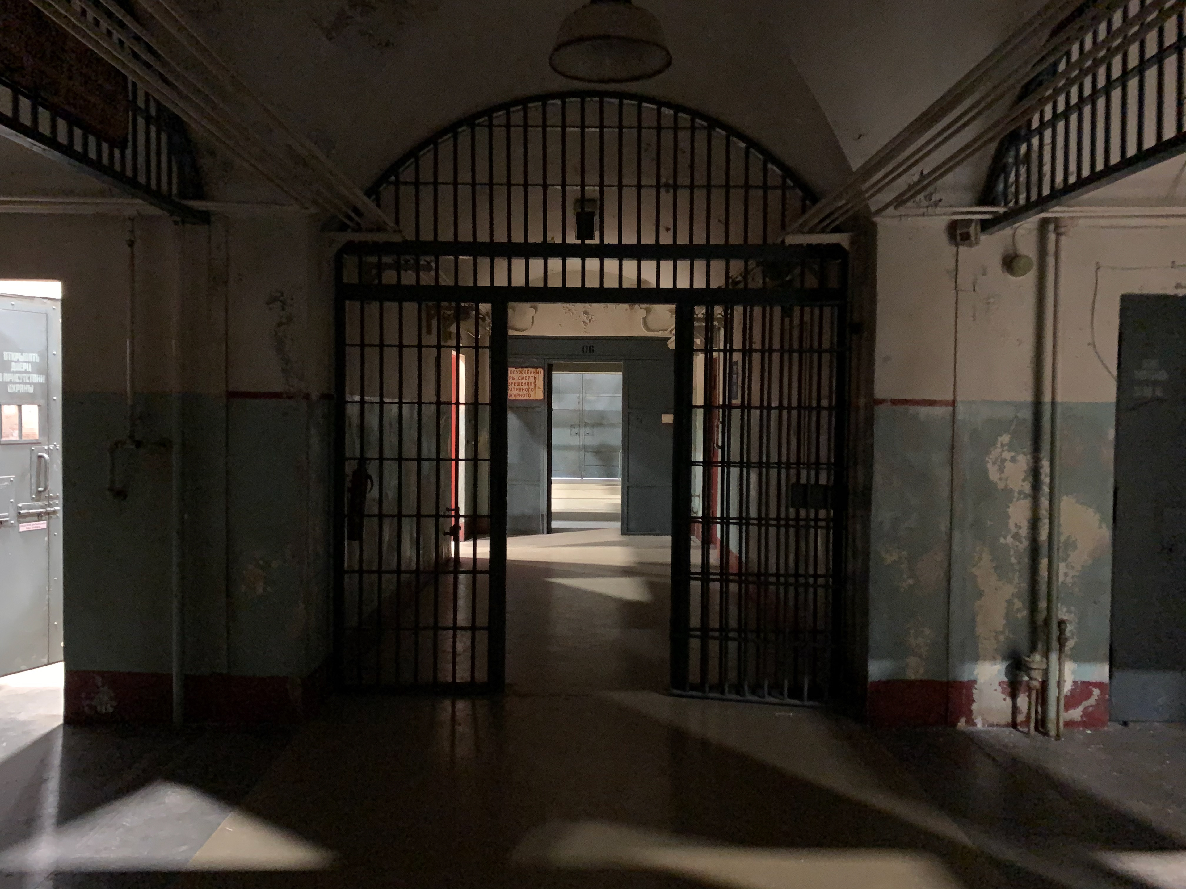 INTERIOR GORA SMERTI PRISON - CELL CORRIDOR