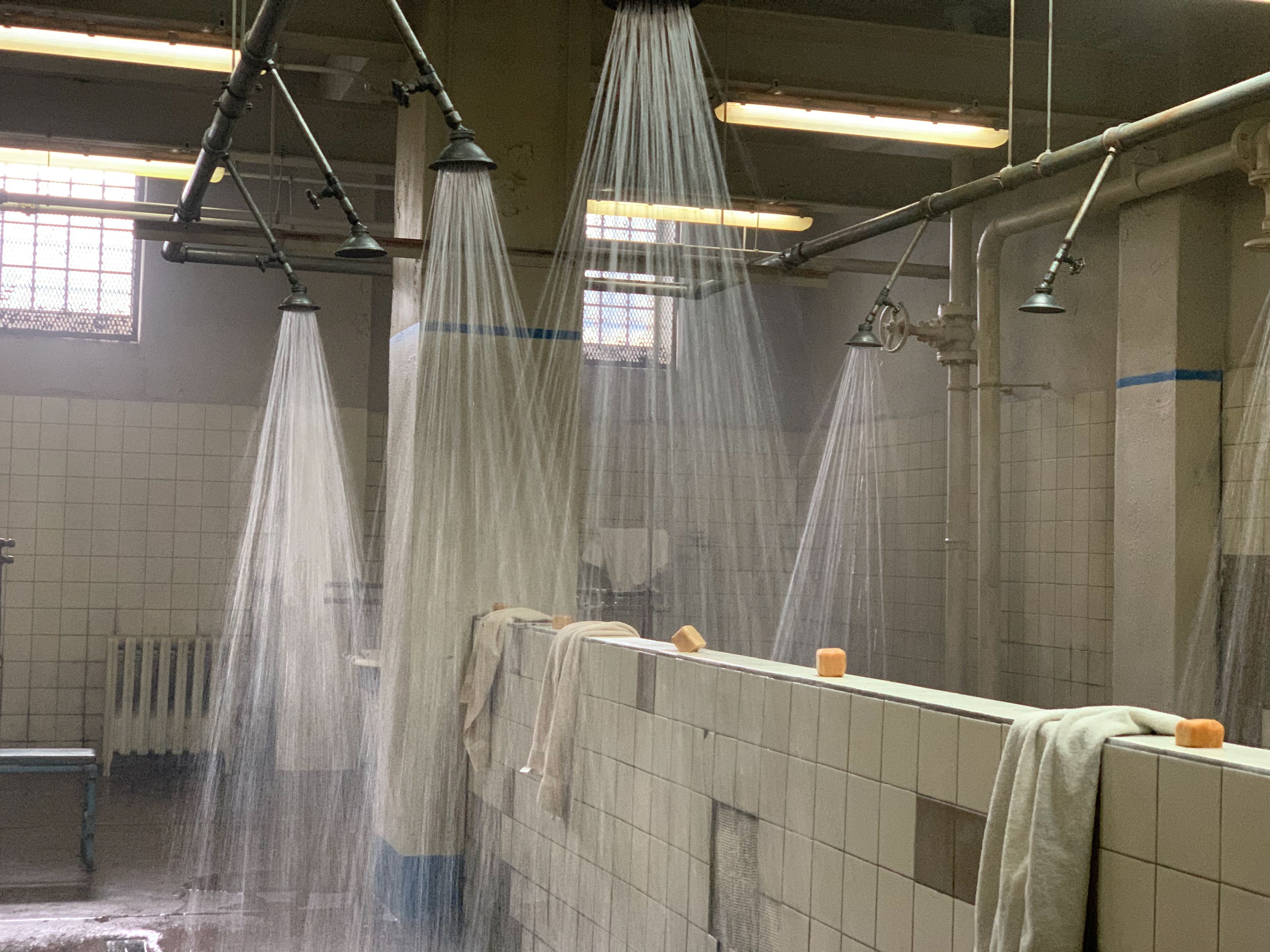 INTERIOR GORA SMERTI PRISON - SHOWERS