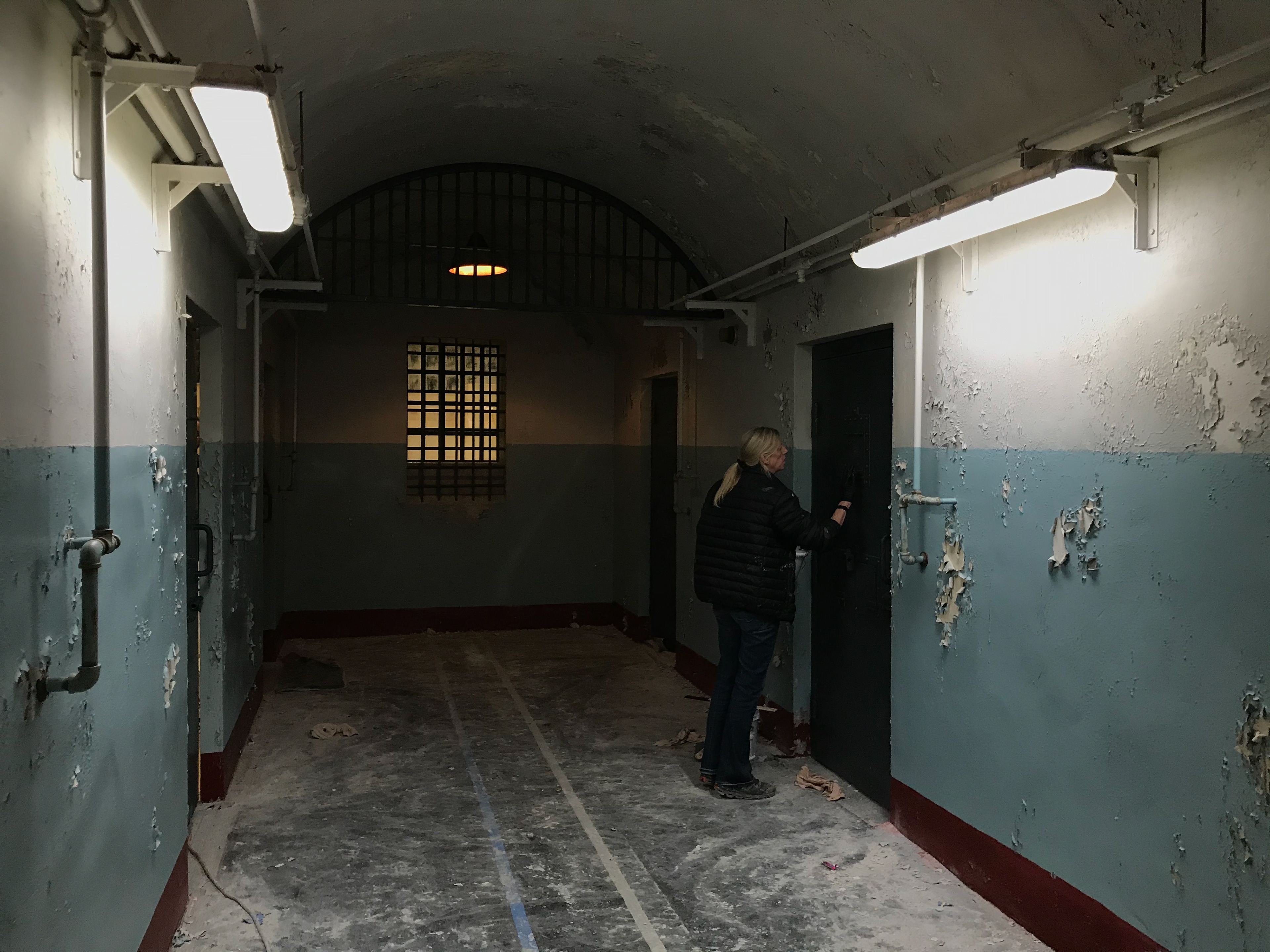 INTERIOR GORA SMERTI PRISON - CELL CORRIDOR