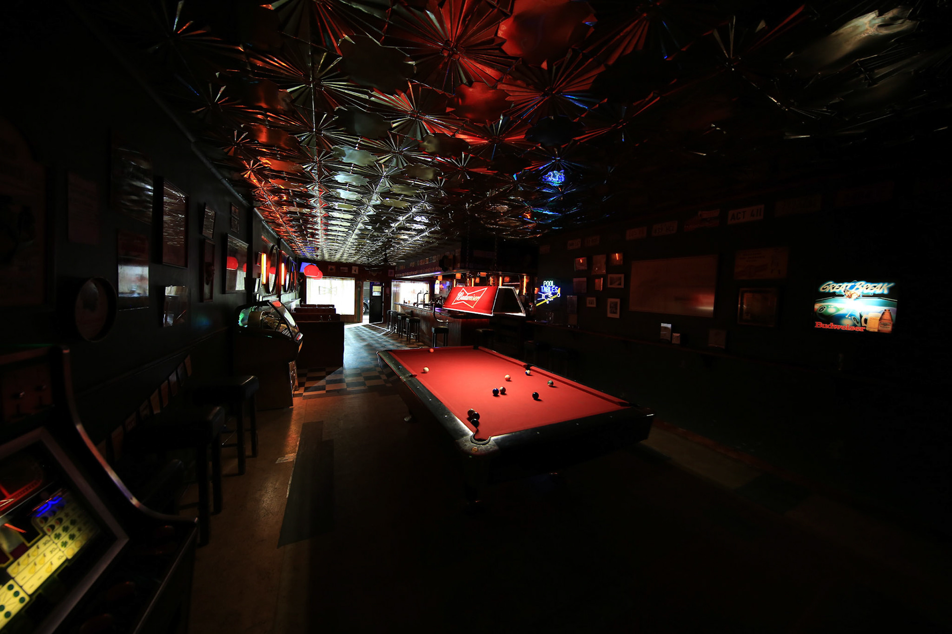 DIVE BAR