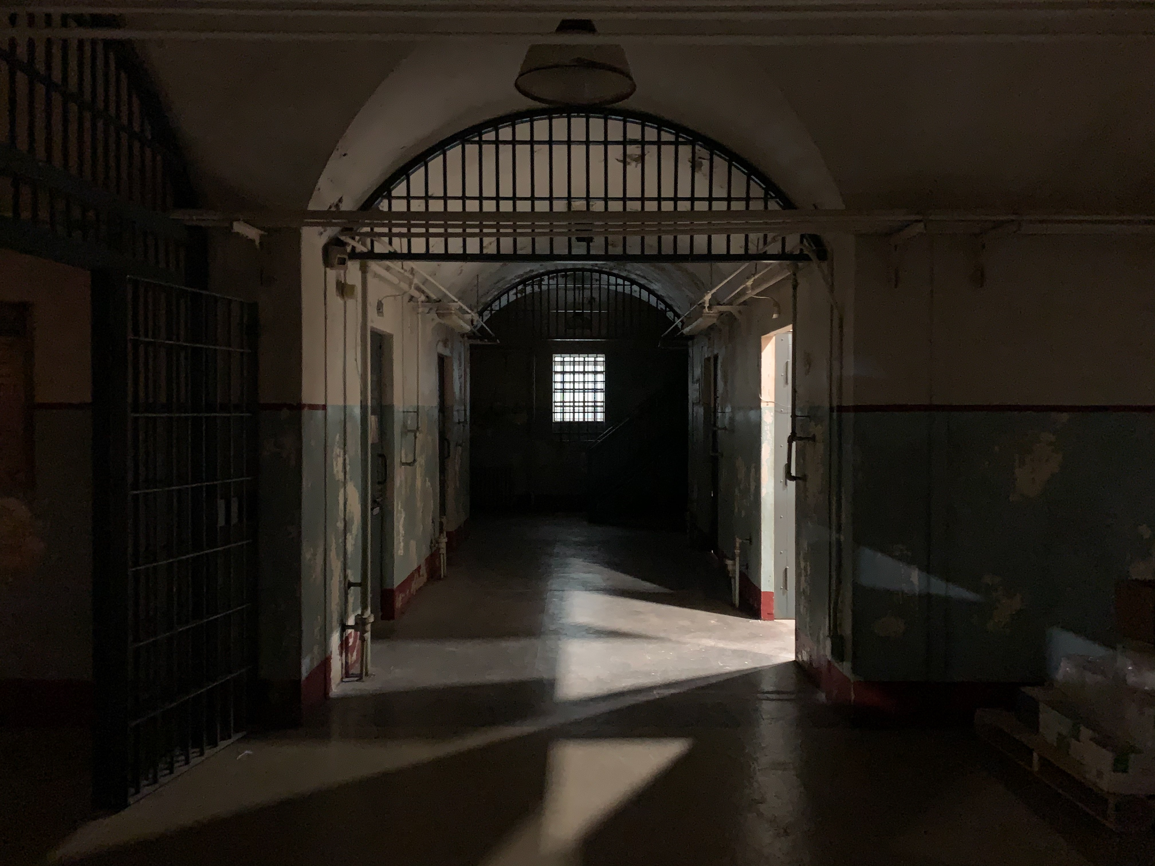 INTERIOR GORA SMERTI PRISON - CELL CORRIDOR