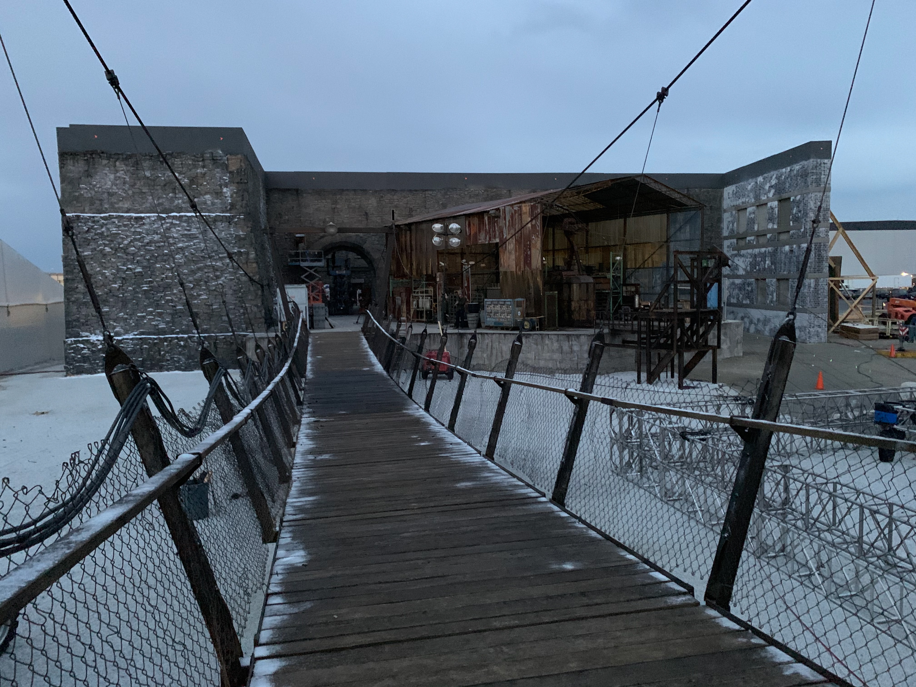 EXTERIOR GORA SMERTI PRISON - SUSPENSION BRIDGE