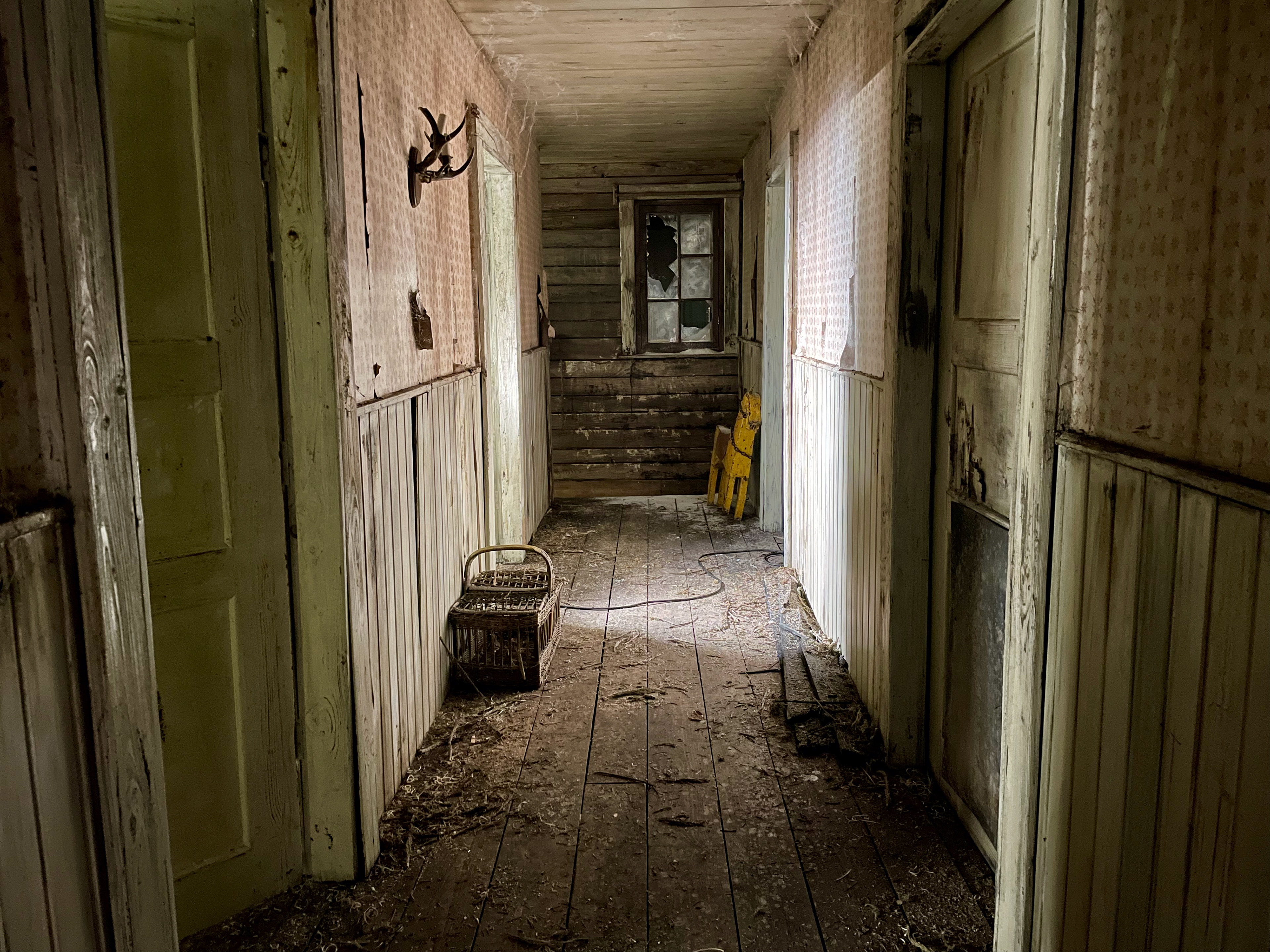 INT DERELICT CABIN BUILD - MMC STUDIOS COLOGNE