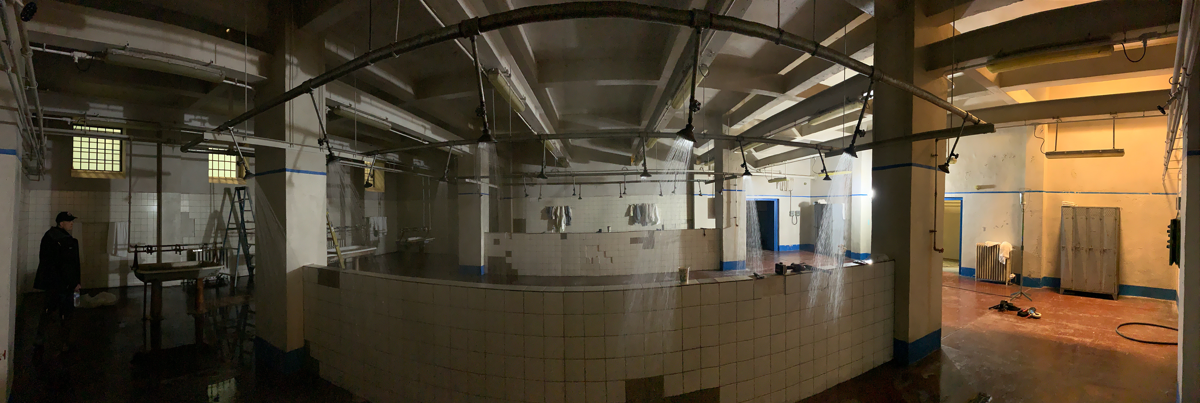 INTERIOR GORA SMERTI PRISON - SHOWERS