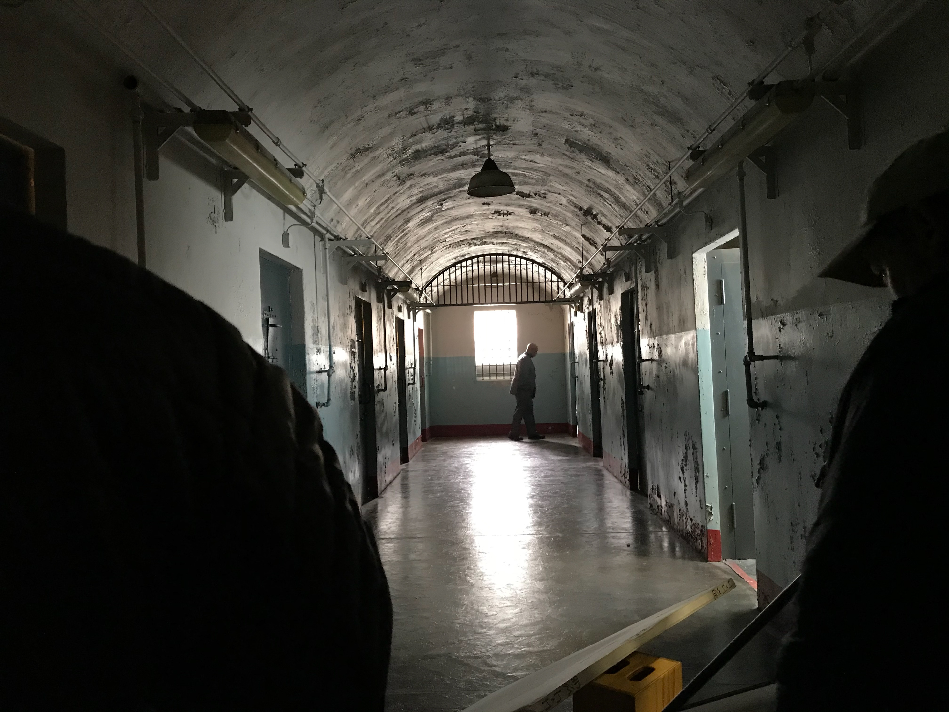 INTERIOR GORA SMERTI PRISON - CELL CORRIDOR