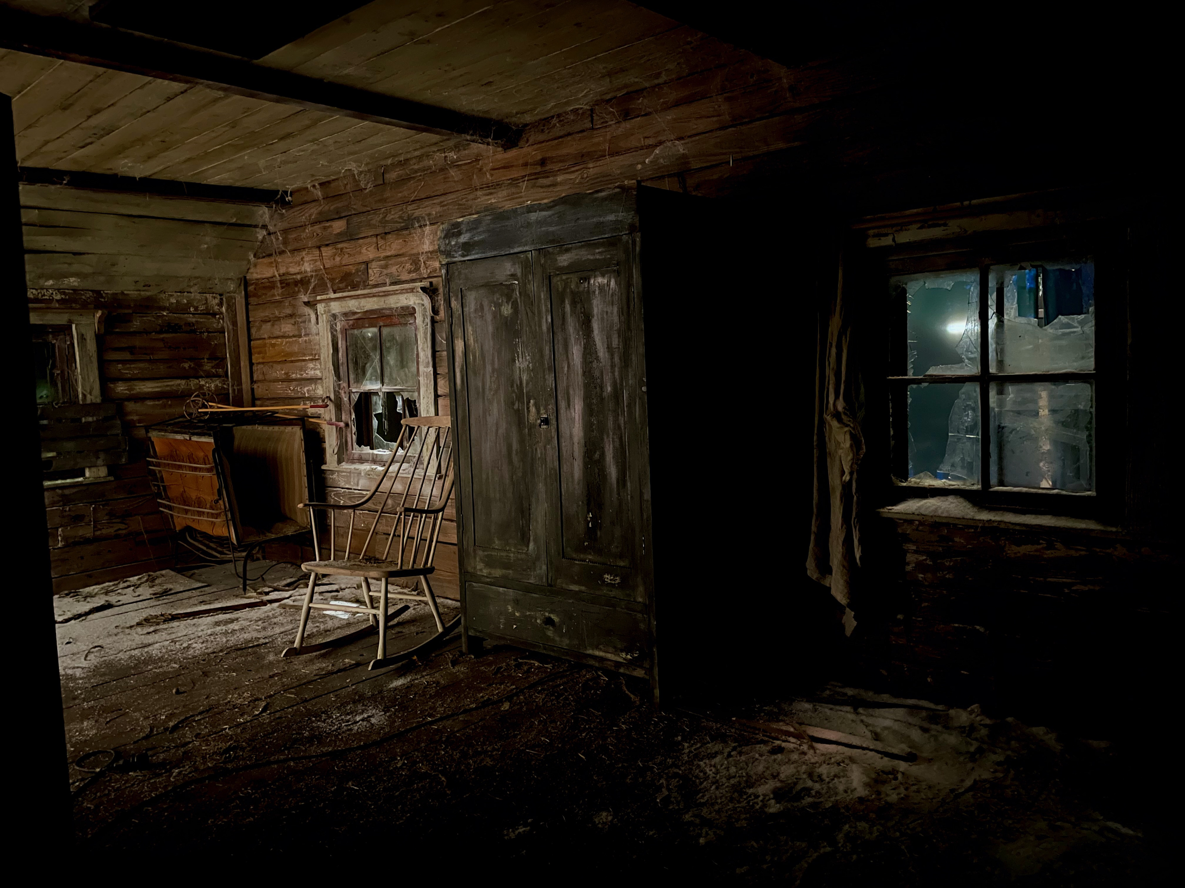 INT DERELICT CABIN BUILD - MMC STUDIOS COLOGNE