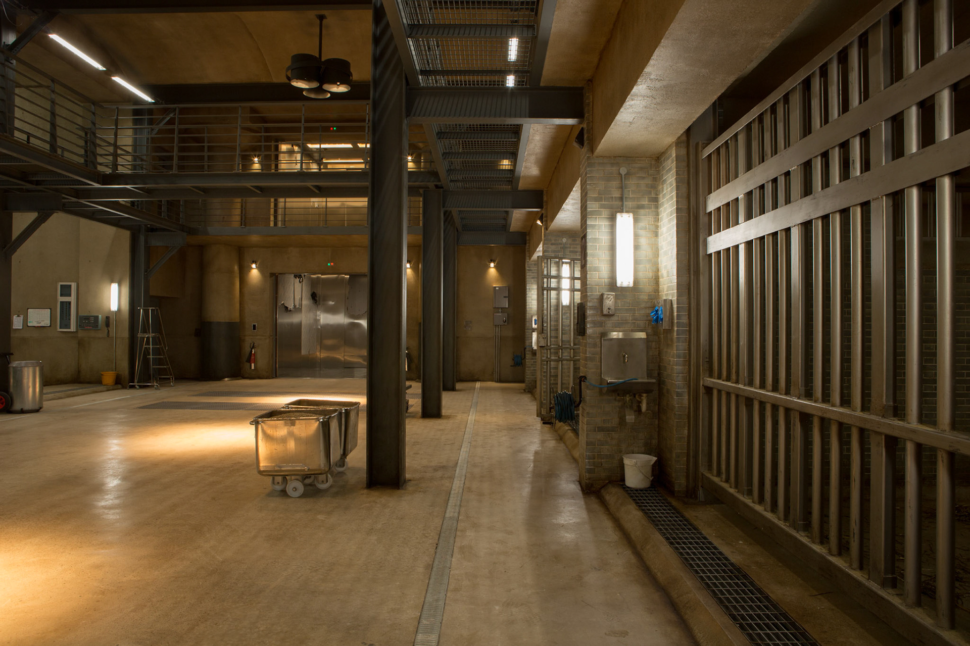 LOCKWOOD HOUSE - DINO CONTAINMENT