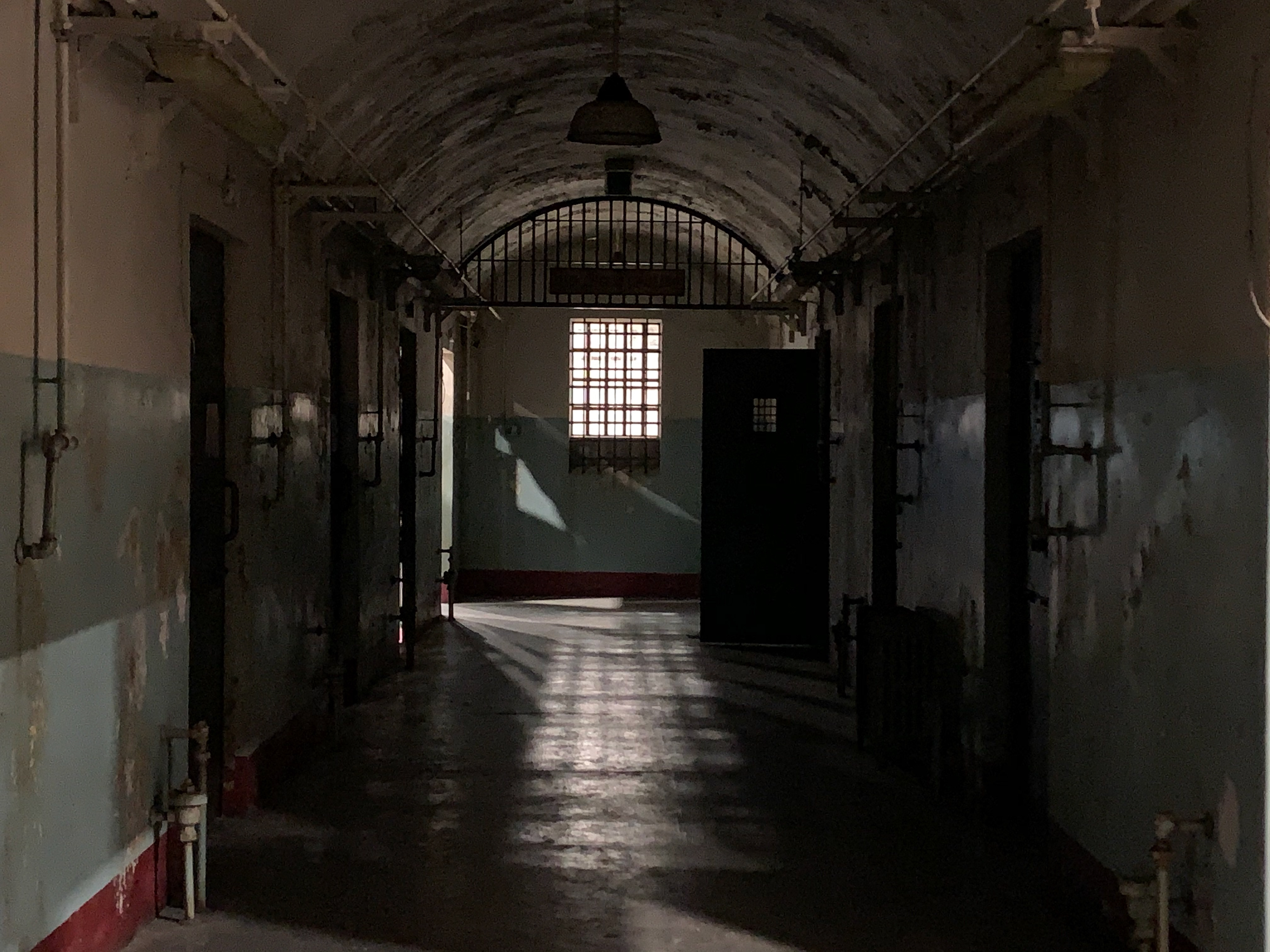 INTERIOR GORA SMERTI PRISON - CELL CORRIDOR