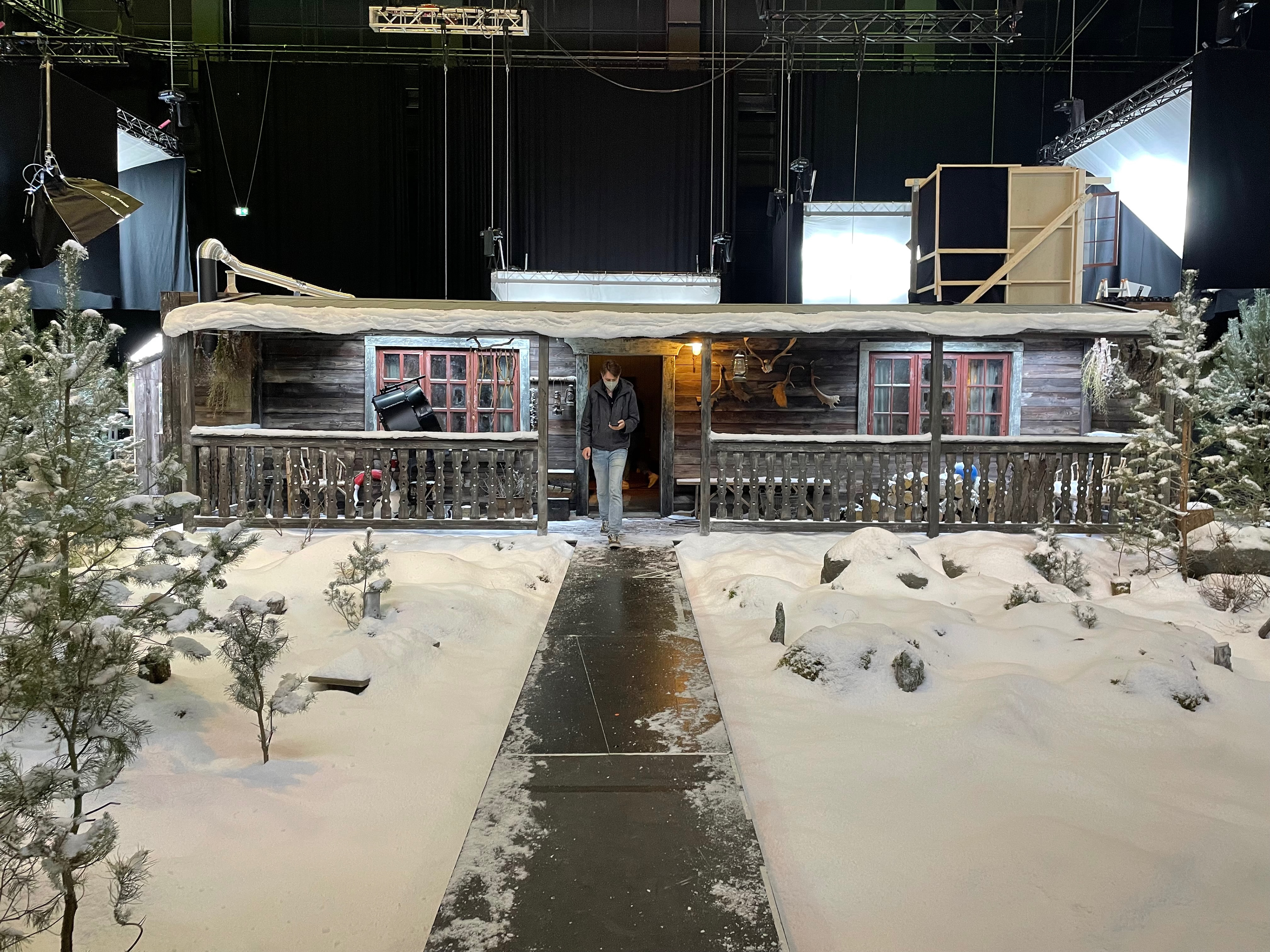EXT CABIN BUILD - MMC STUDIOS COLOGNE