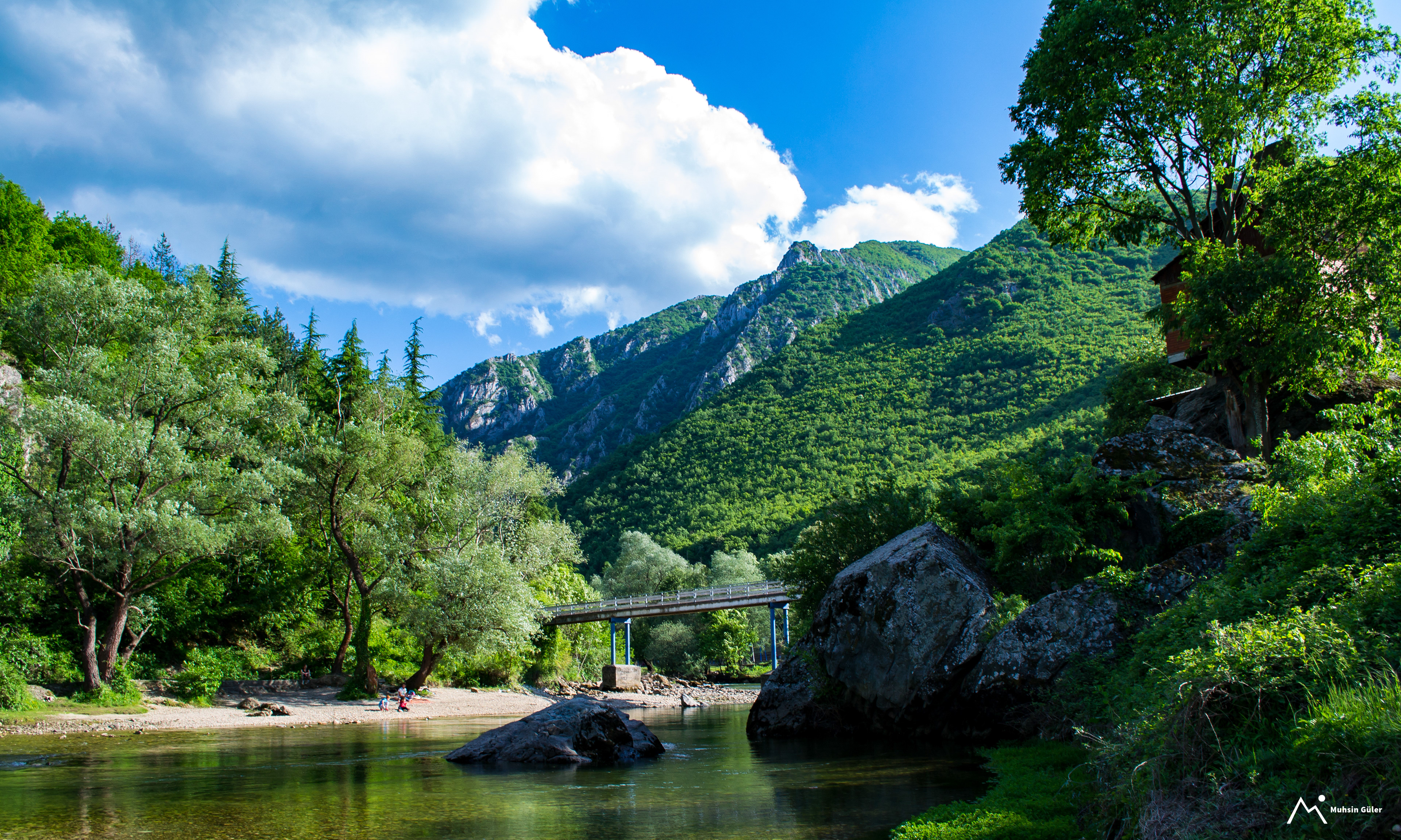 Green Mountains and Blue Skies: A Picturesque Landscape of Serenity