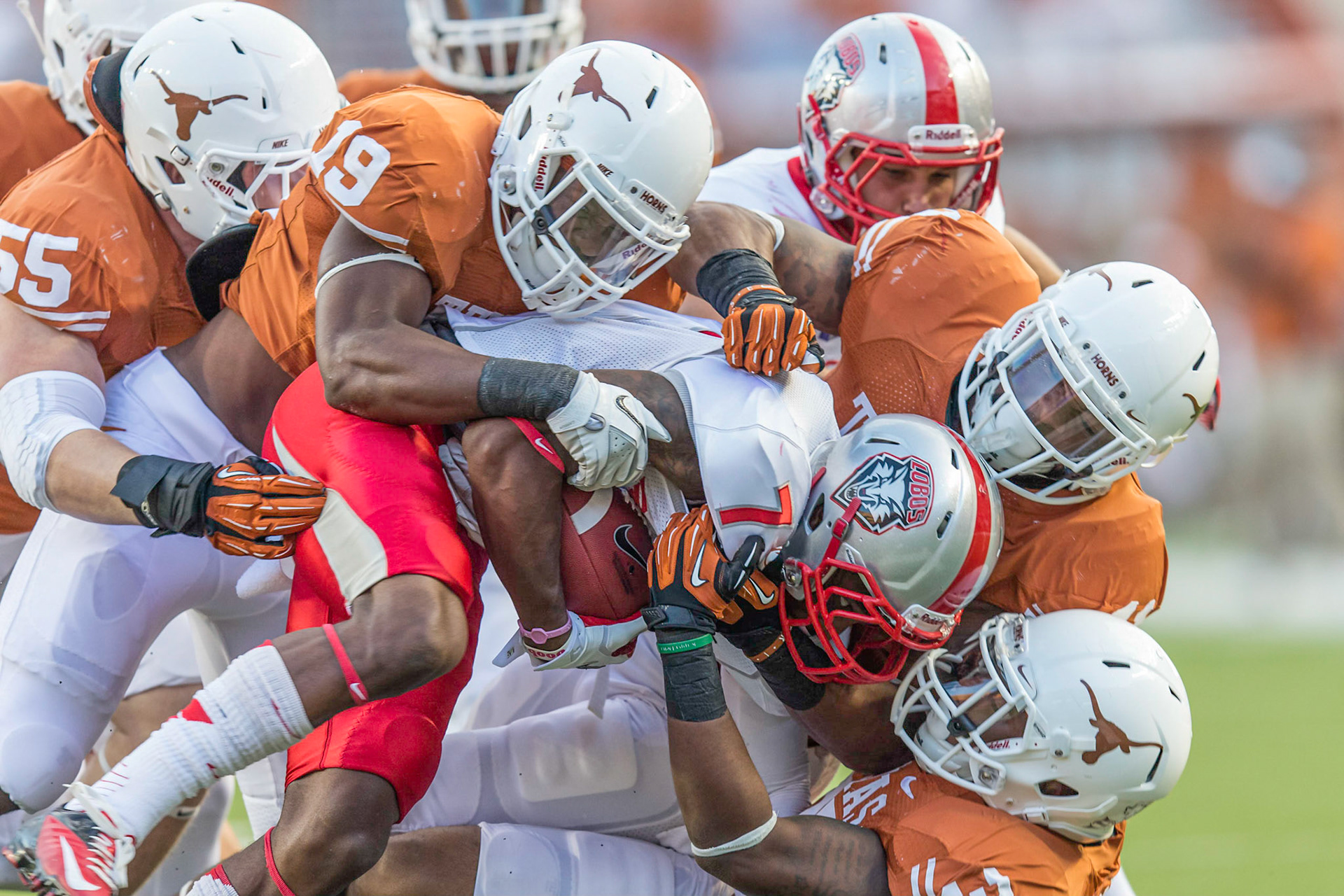 Longhorns pile him up for a stop.