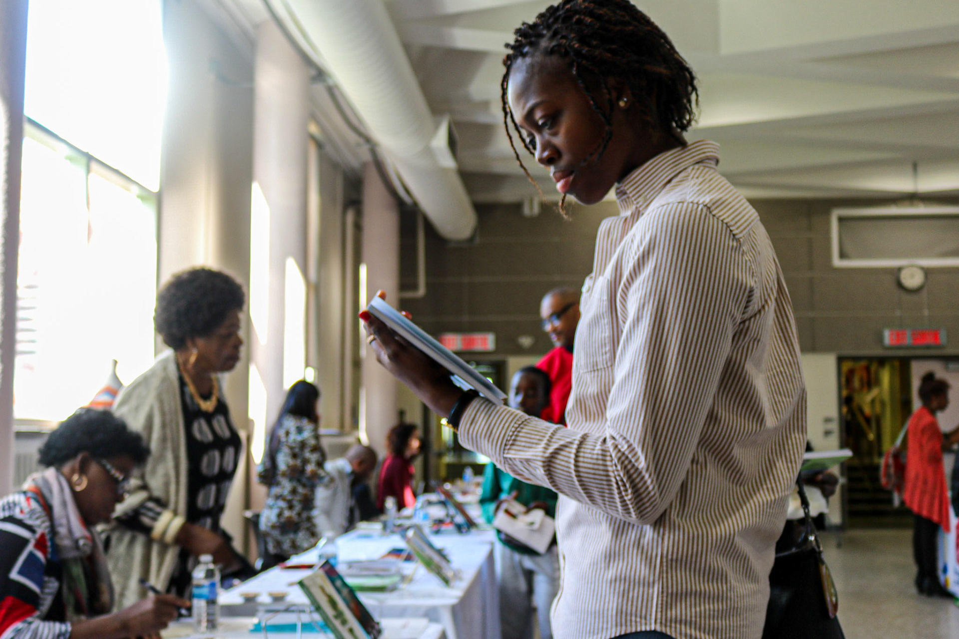 Marie-Emmanuelle Kouadio, ambassadrice de SEPHIS Canada, une association basée à Abidjan, Côte d’Ivoire et dont le but est de promouvoir le genre, le leadership féminin et l’entrepreneuriat. Mme Kouadio, qui a eu l'idée de créer l’ambassade de SEPHIS au Canada, y voyait un moyen d'accroître la réputation de l’association, et ainsi continuer son combat à l’échelle mondiale, tout en gardant une connexion avec son pays natal qu’est la Côte d’Ivoire. Sur le territoire canadien, l’association se concentre essentiellement sur les étudiants internationaux africains et organise des évènements tels que des panels et des webinaires au cours desquels ils peuvent en apprendre plus sur le monde professionnel, mais aussi avoir les outils pour surmonter les défis qu’ils pourraient rencontrer.