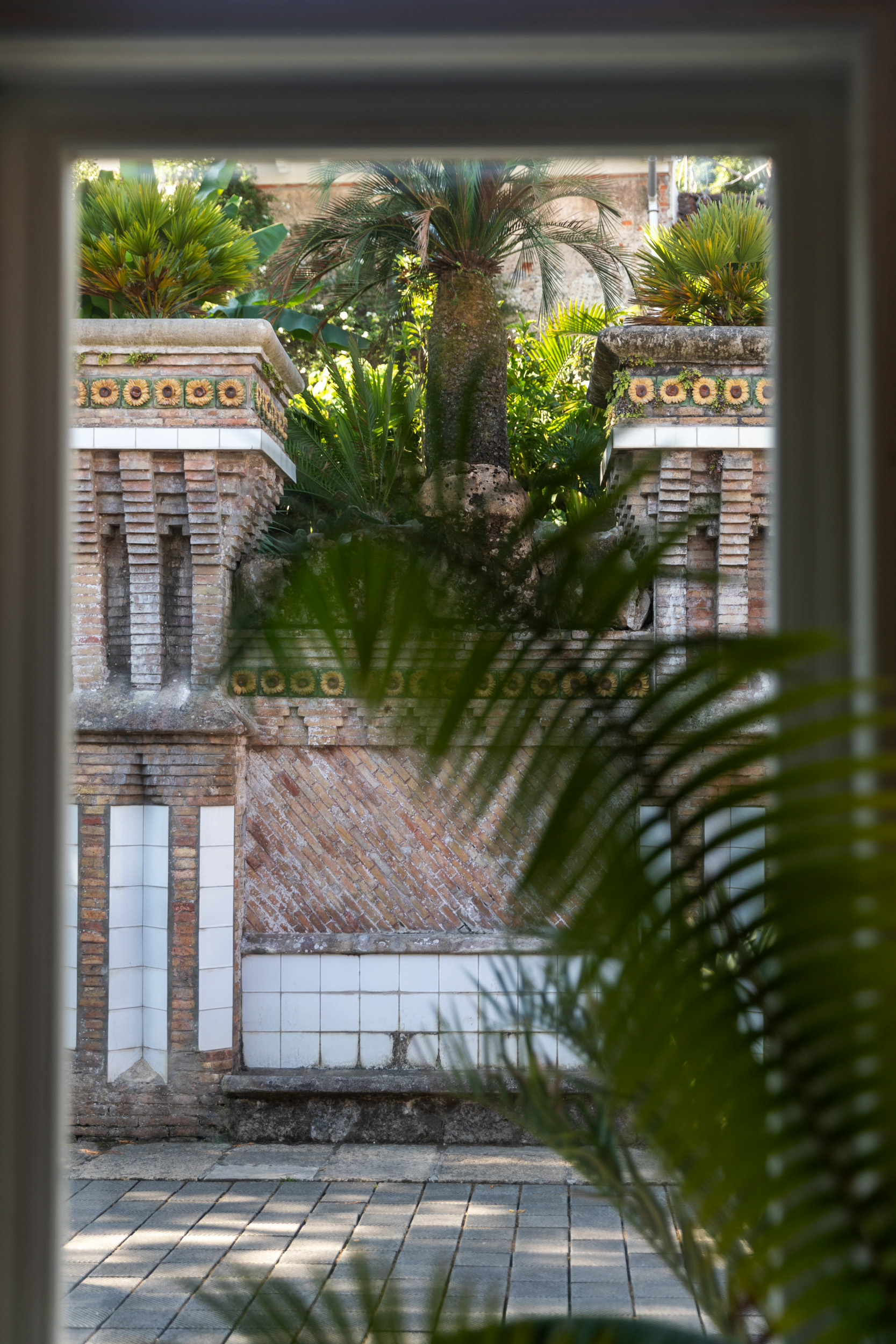 Looking out to the terrace. The house was handed over at the end of June 1885; Díaz de Quijano died a week later.
