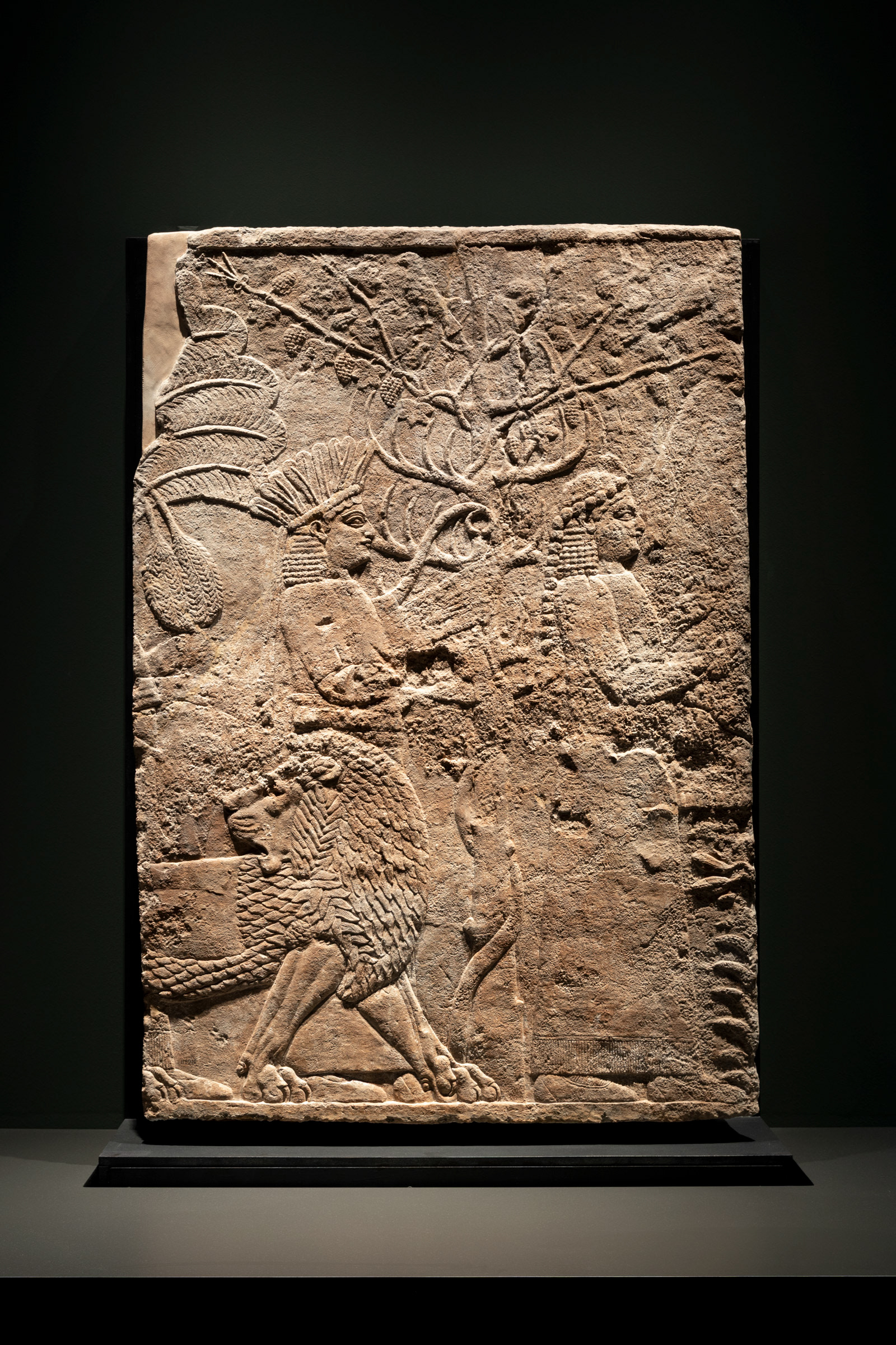 Relief of court musicians and a tame palace lion (c. 645–635 BC) featured in the "Soy Asurbanipal" exhibition at CaixaForum Madrid, on loan from the British Museum.