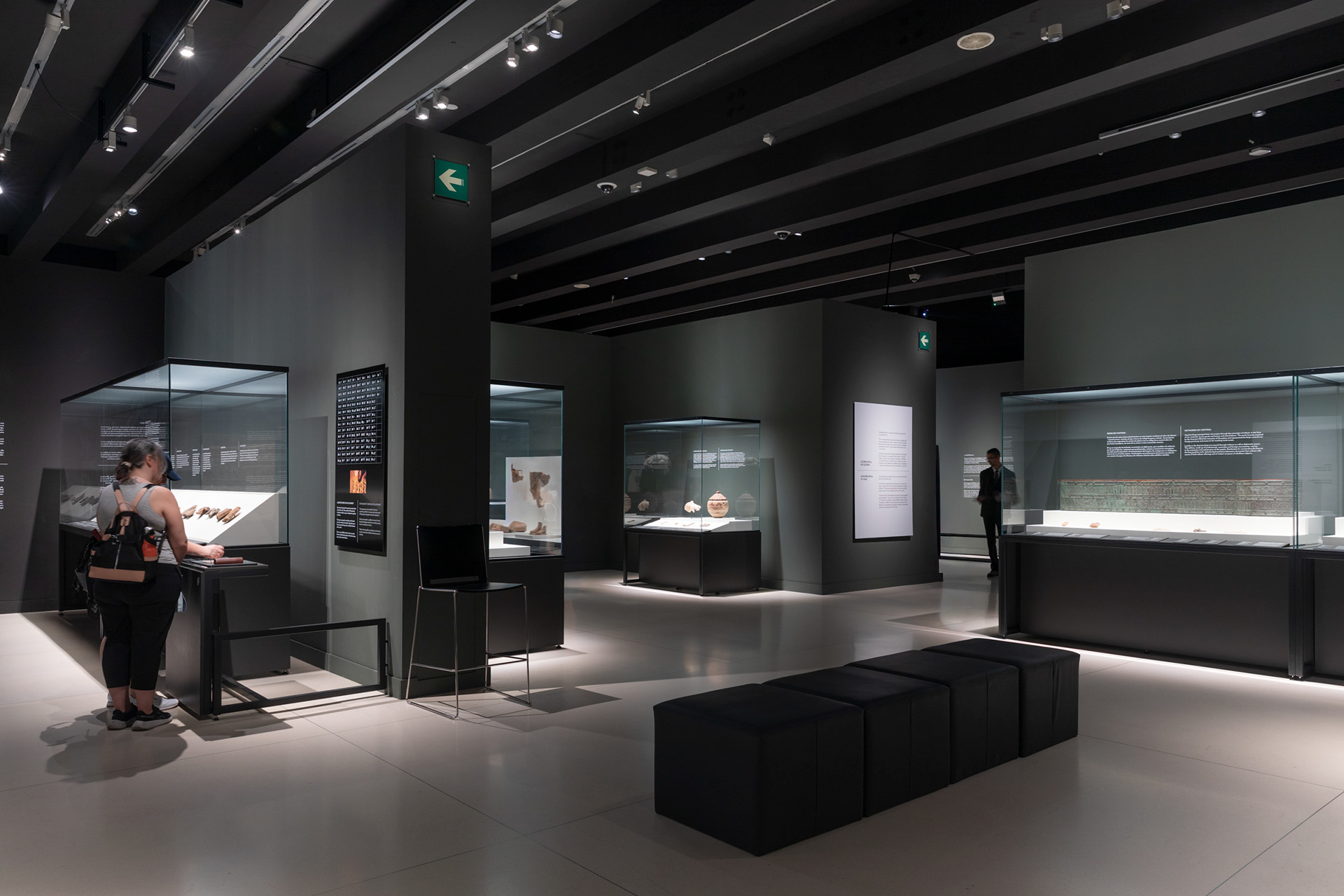 Gallery view of the "Soy Asurbanipal, rey del mundo, rey de Asiria" exhibition at CaixaForum Madrid (2026).