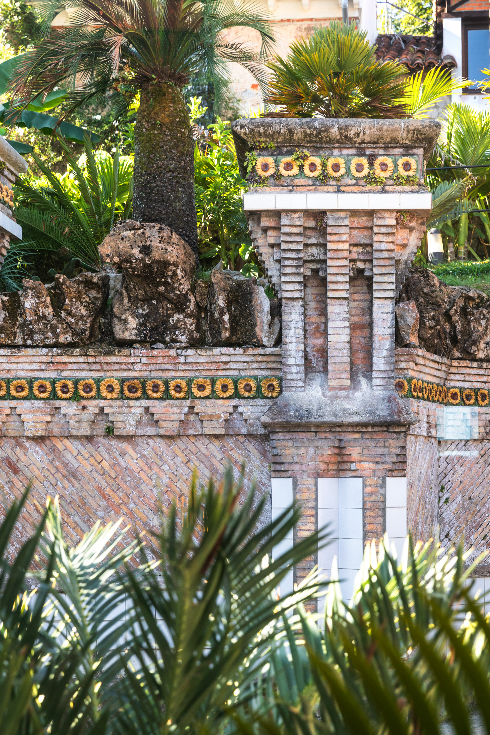 Sunflower tiles band the garden's retaining walls as well as the house. The grounds run to about 2,500 m².