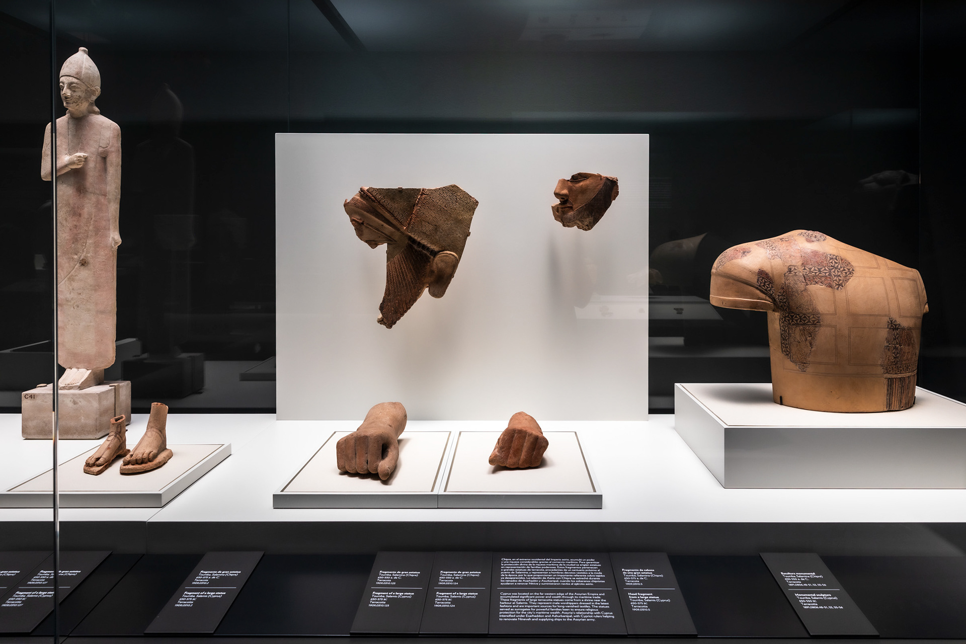 Sculptural fragments and terracotta figures on display in the "Soy Asurbanipal" exhibition at CaixaForum Madrid (2026).