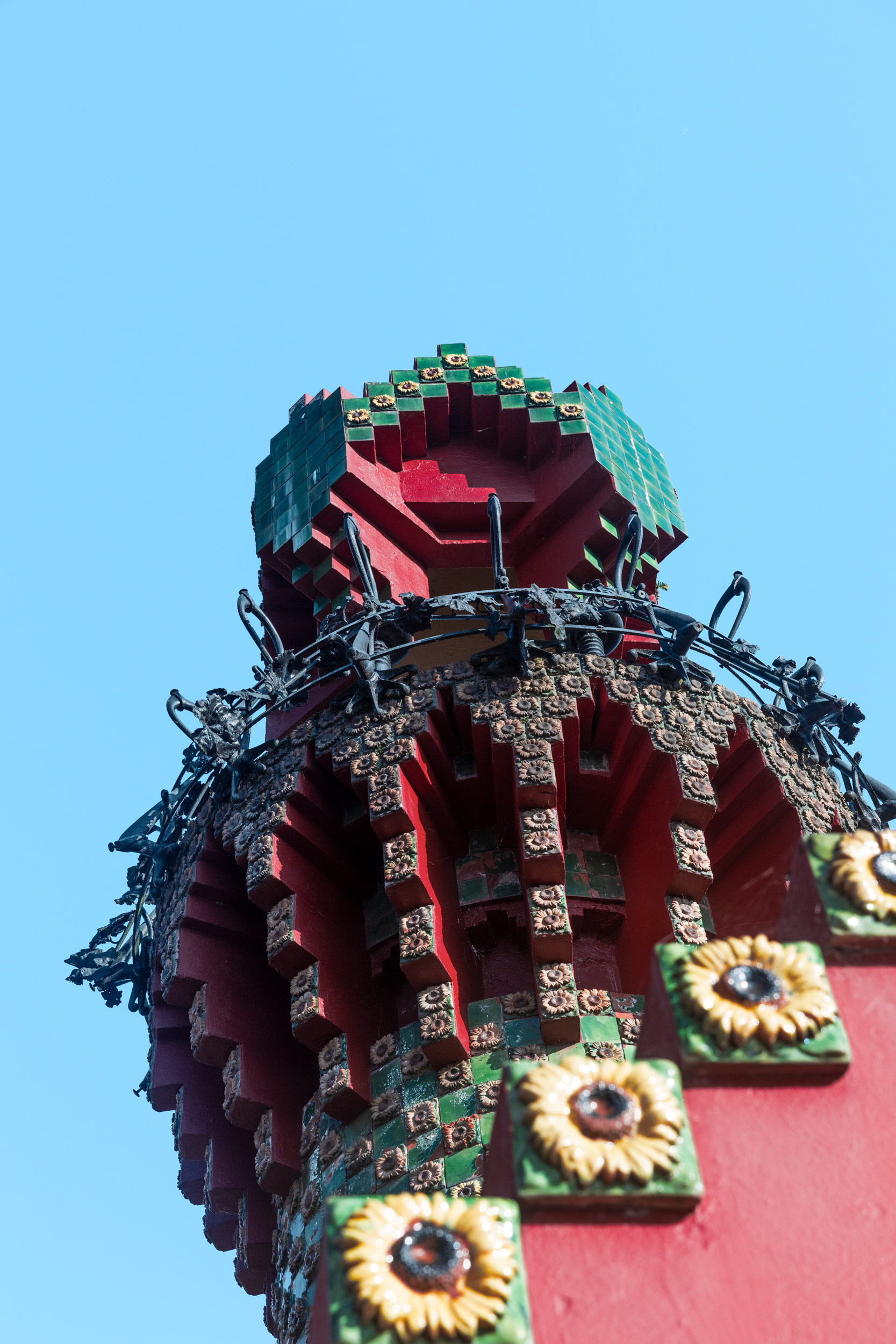 Ironwork around the crown carries a treble clef and semiquaver motifs.