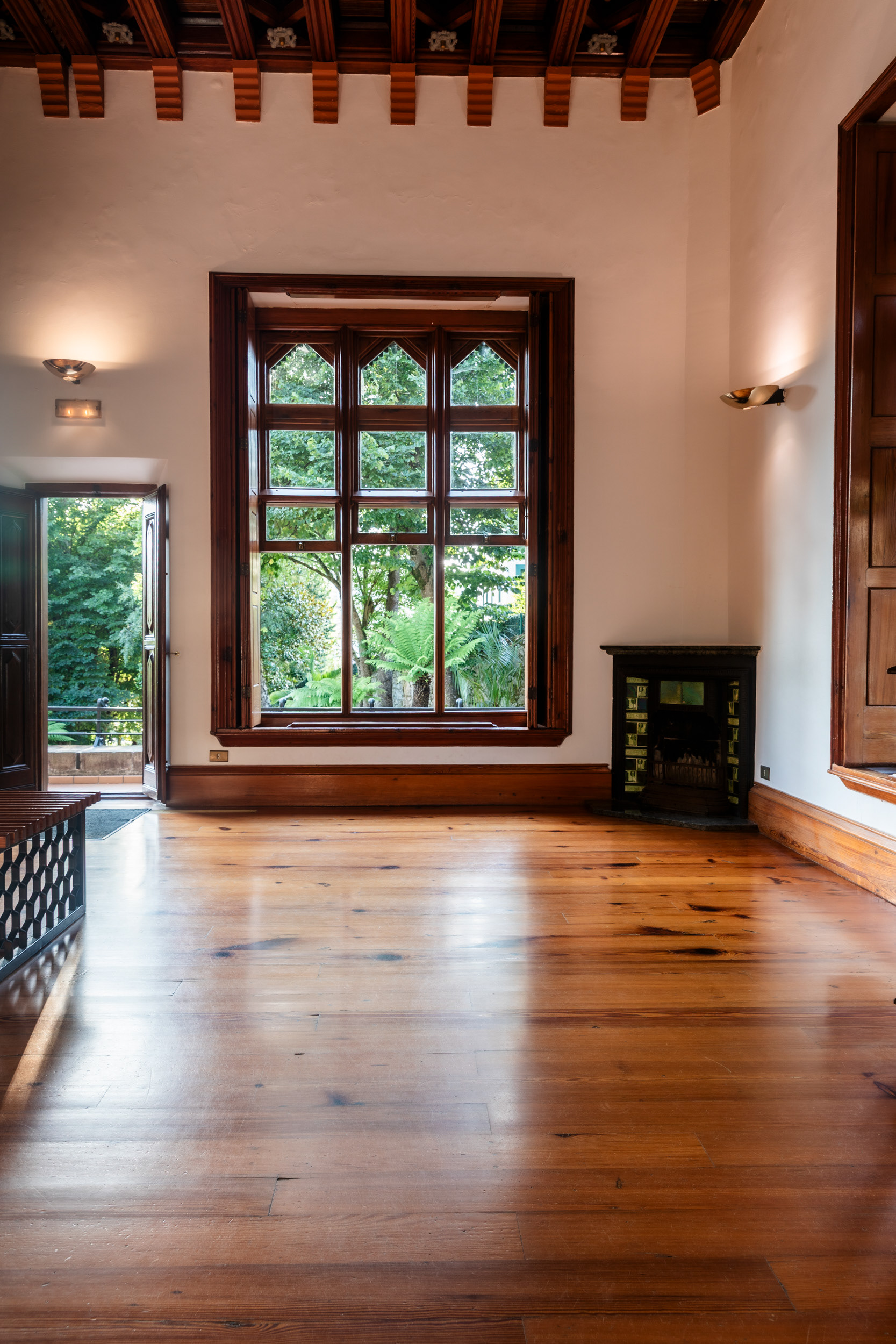 At 42 m², the main bedroom is the largest room in the house after the greenhouse. Its ceiling is the most elaborate of any, and the door opens onto a 26 m² terrace laid over the roof of the coach house.