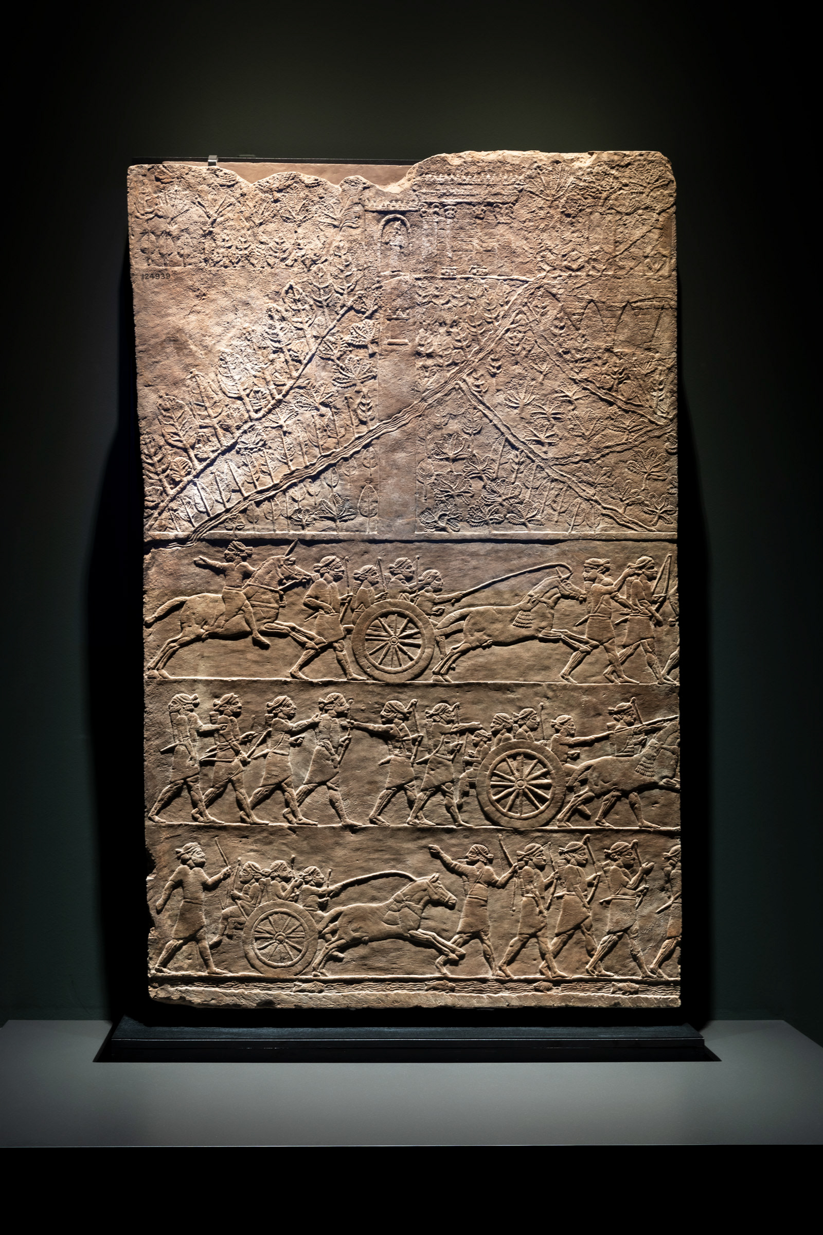 The Gardens and Procession Relief (c. 645–635 BC) featured in the "Soy Asurbanipal" exhibition at CaixaForum Madrid, on loan from the British Museum.